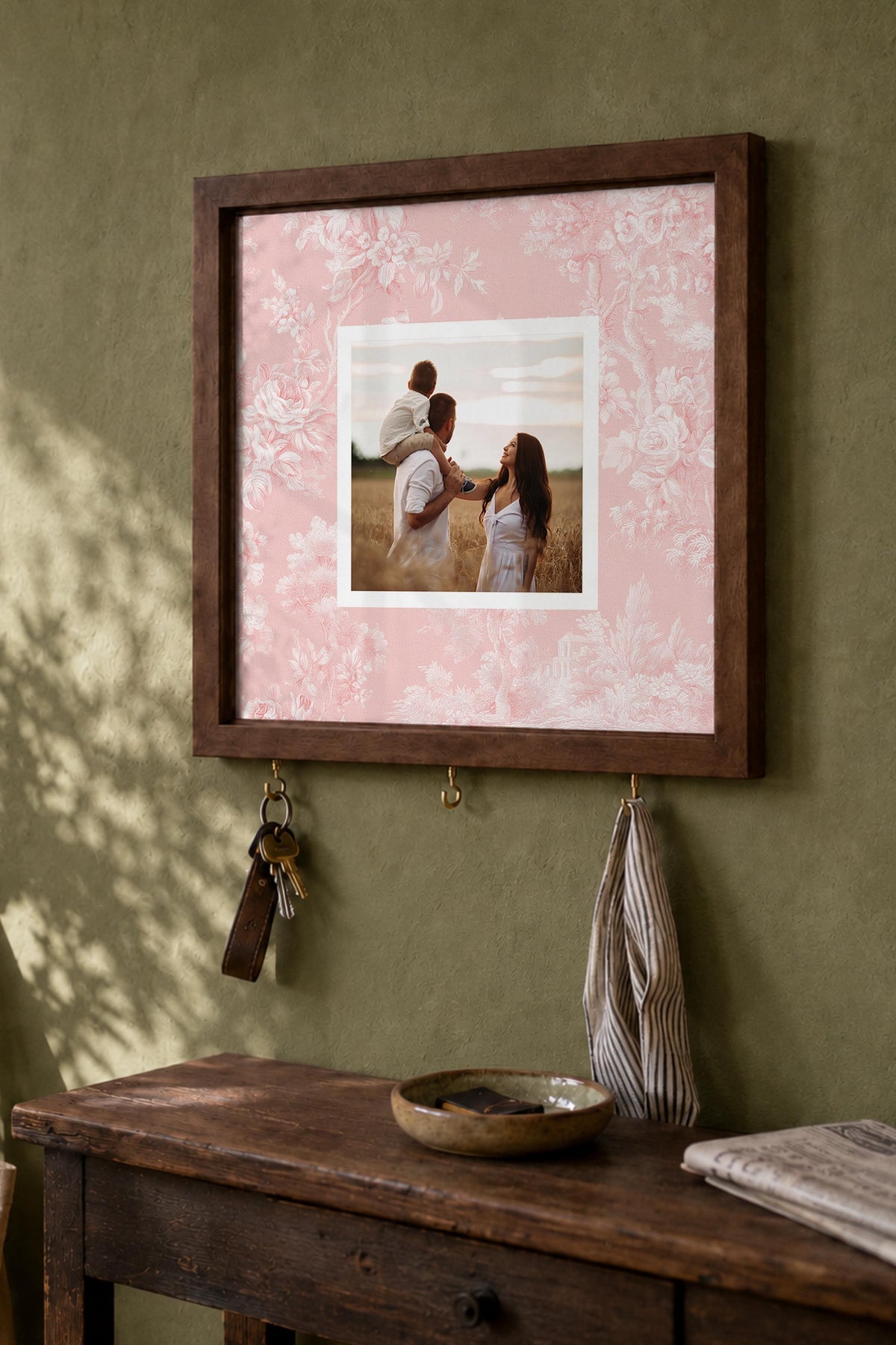 Soluk Pembe Desenli Kişiye Özel Tablo Anahtarlık, Photobooth Stili, Kahverengi Fotoğraf Çerçevesi Kare