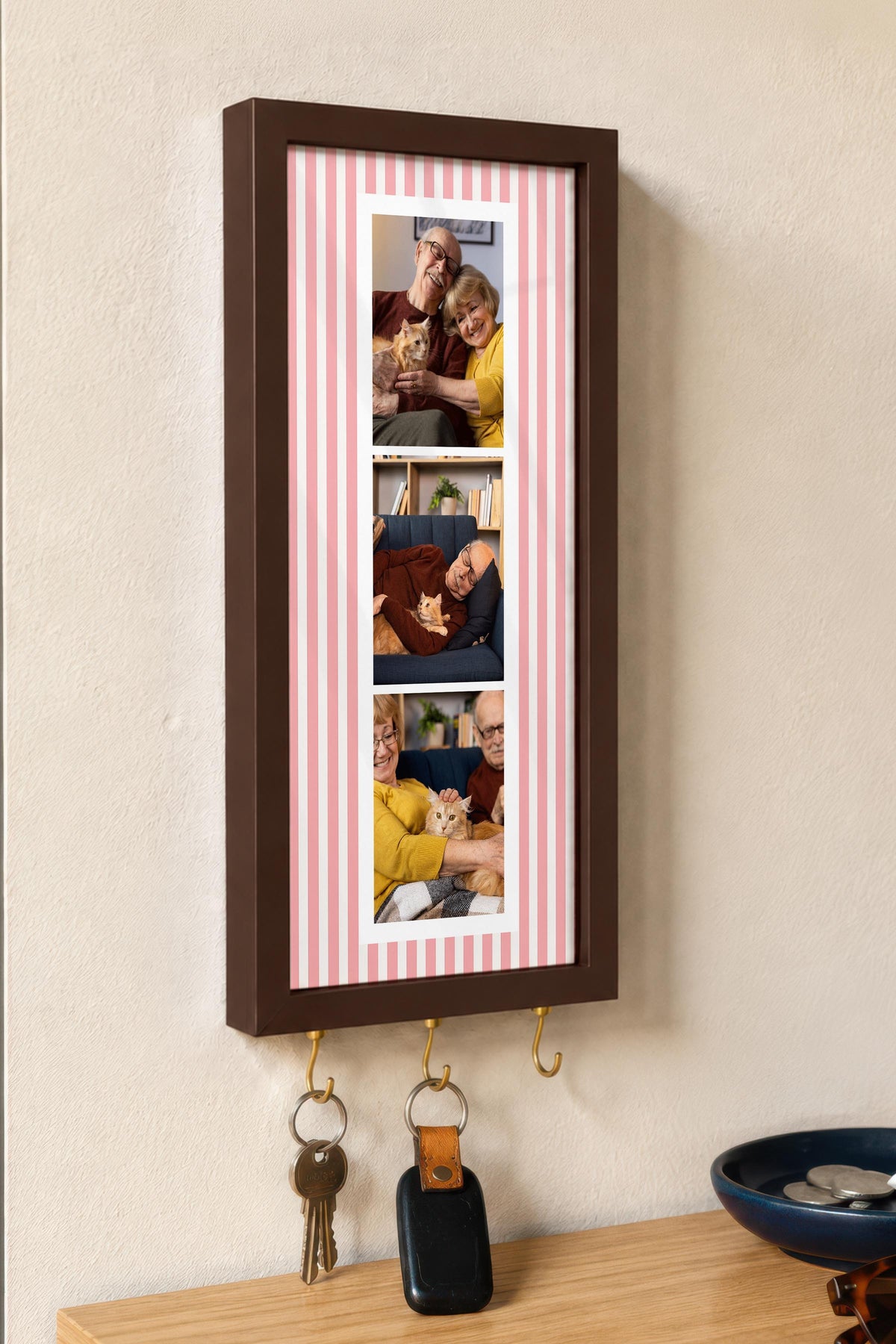 Yoğun Pembe Çizgili Kişiye Özel Tablo Anahtarlık, Photobooth Stili, Kahverengi Fotoğraf Çerçevesi Dikey