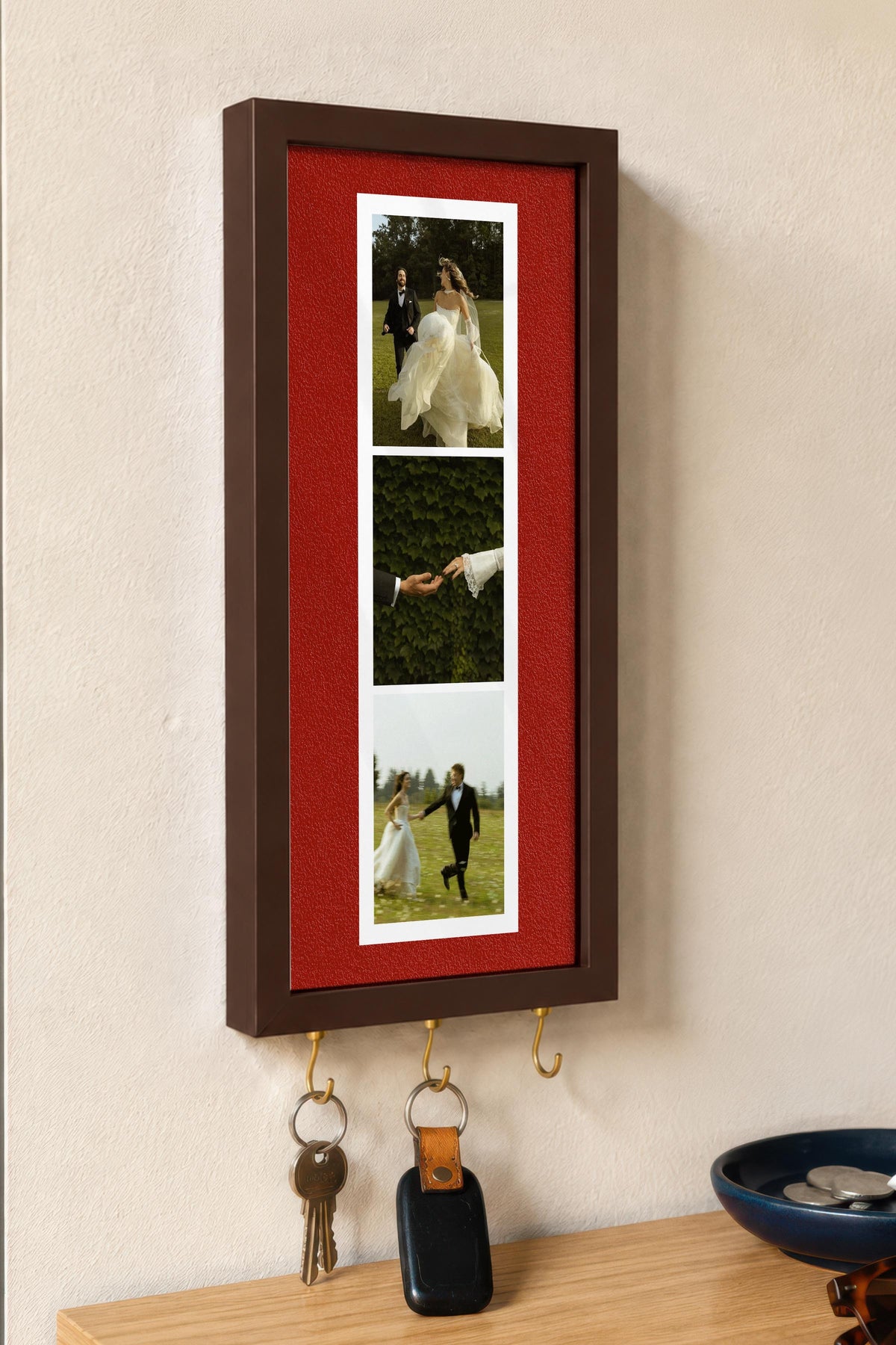 Canlı Kırmızı Dokulu Kişiye Özel Tablo Anahtarlık, Photobooth Stili, Kahverengi Fotoğraf Çerçevesi Dikey
