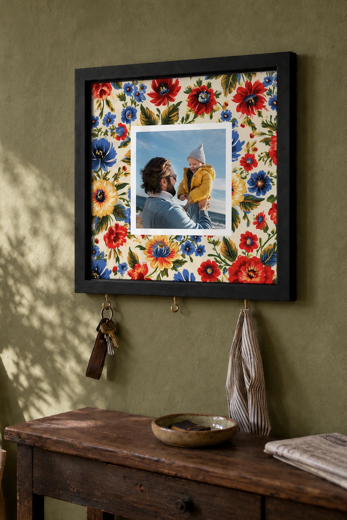 Canlı Çiçek Desenli Kişiye Özel Tablo Anahtarlık, Photobooth Stili, Siyah Fotoğraf Çerçevesi Kare
