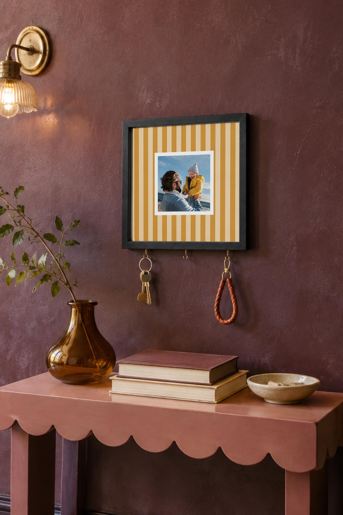 Açık Sarı Çizgili Kişiye Özel Tablo Anahtarlık, Photobooth Stili, Siyah Fotoğraf Çerçevesi Kare