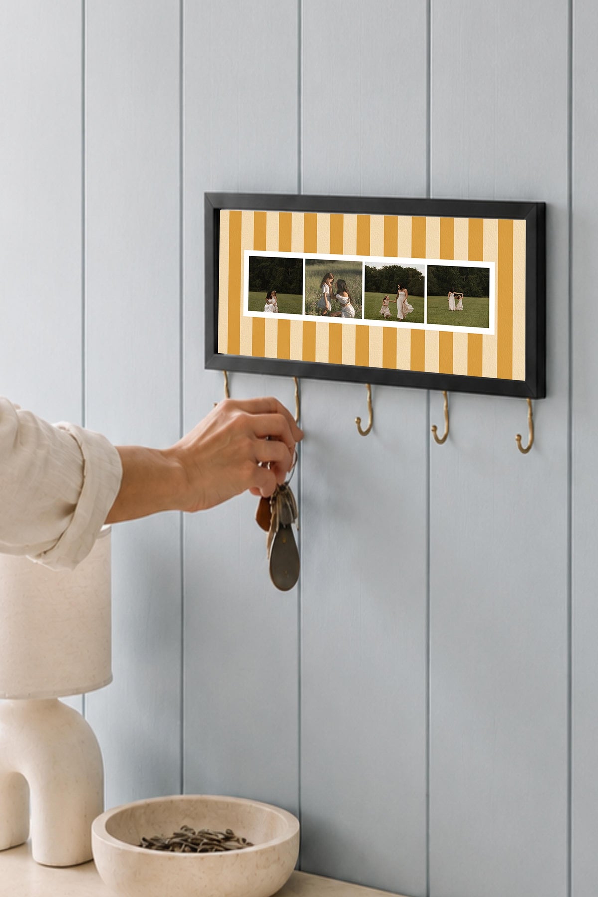 Açık Sarı Çizgili Kişiye Özel Tablo Anahtarlık, Photobooth Stili, Siyah Fotoğraf Çerçevesi Yatay