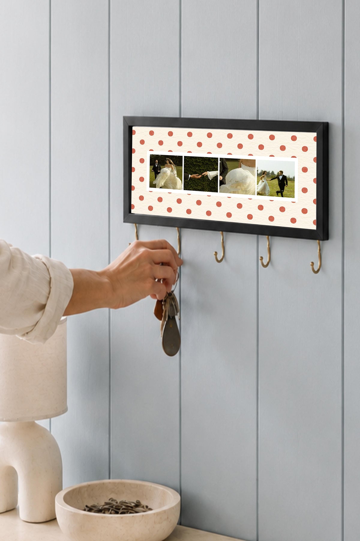 Krem Puantiyeli Kişiye Özel Tablo Anahtarlık, Photobooth Stili, Siyah Fotoğraf Çerçevesi Yatay