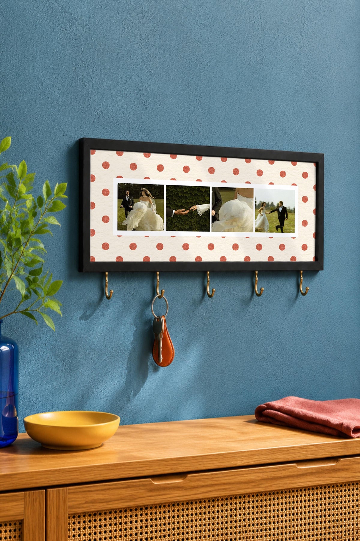 Krem Puantiyeli Kişiye Özel Tablo Anahtarlık, Photobooth Stili, Siyah Fotoğraf Çerçevesi Yatay