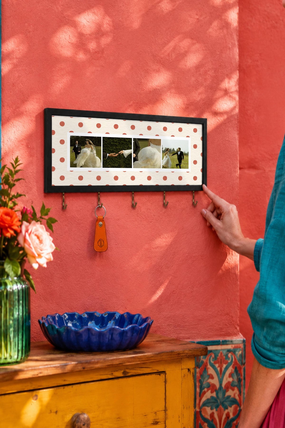 Krem Puantiyeli Kişiye Özel Tablo Anahtarlık, Photobooth Stili, Siyah Fotoğraf Çerçevesi Yatay