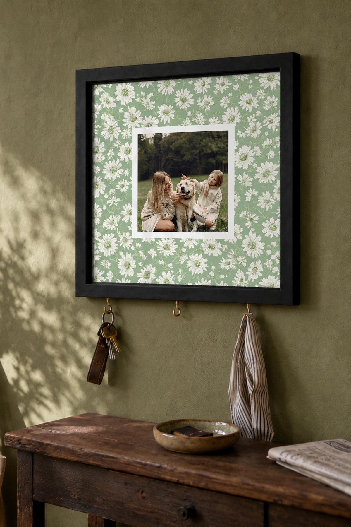 Yeşil Papatya Desenli Kişiye Özel Tablo Anahtarlık, Photobooth Stili, Siyah Fotoğraf Çerçevesi Kare