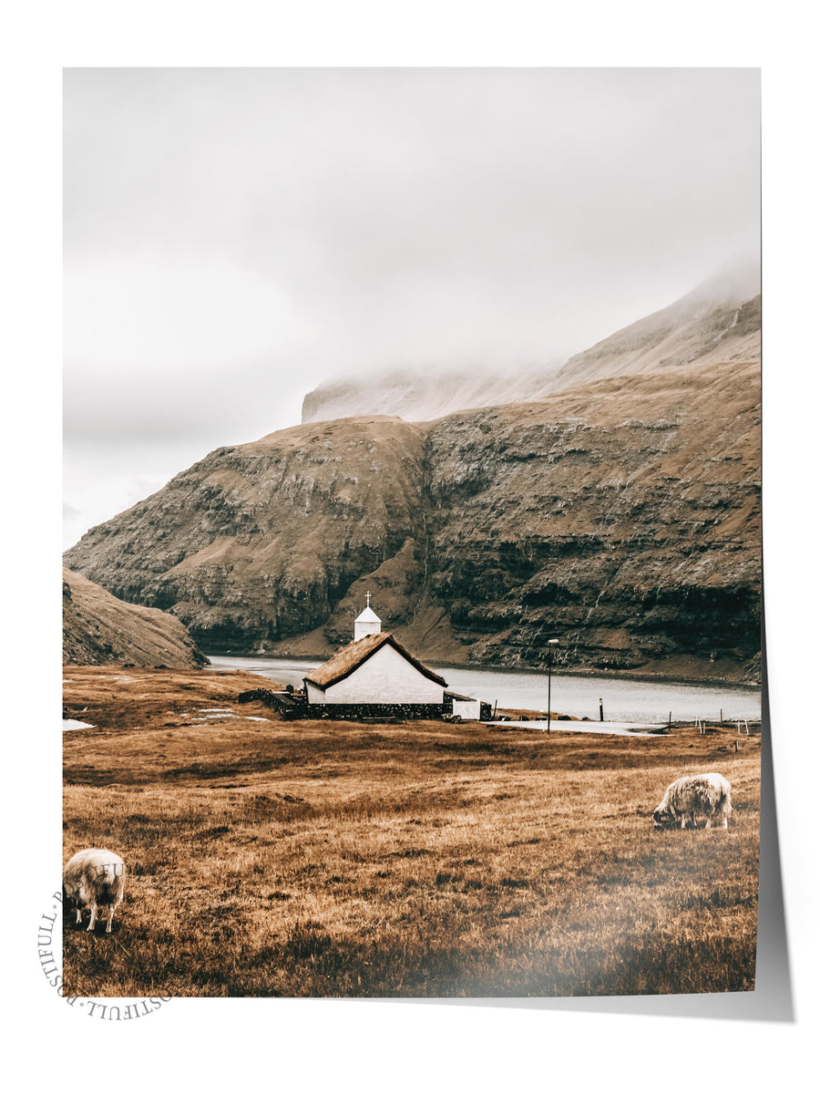Faroe Adaları'nda Kilise Manzarası Rustic Çerçevesiz Poster