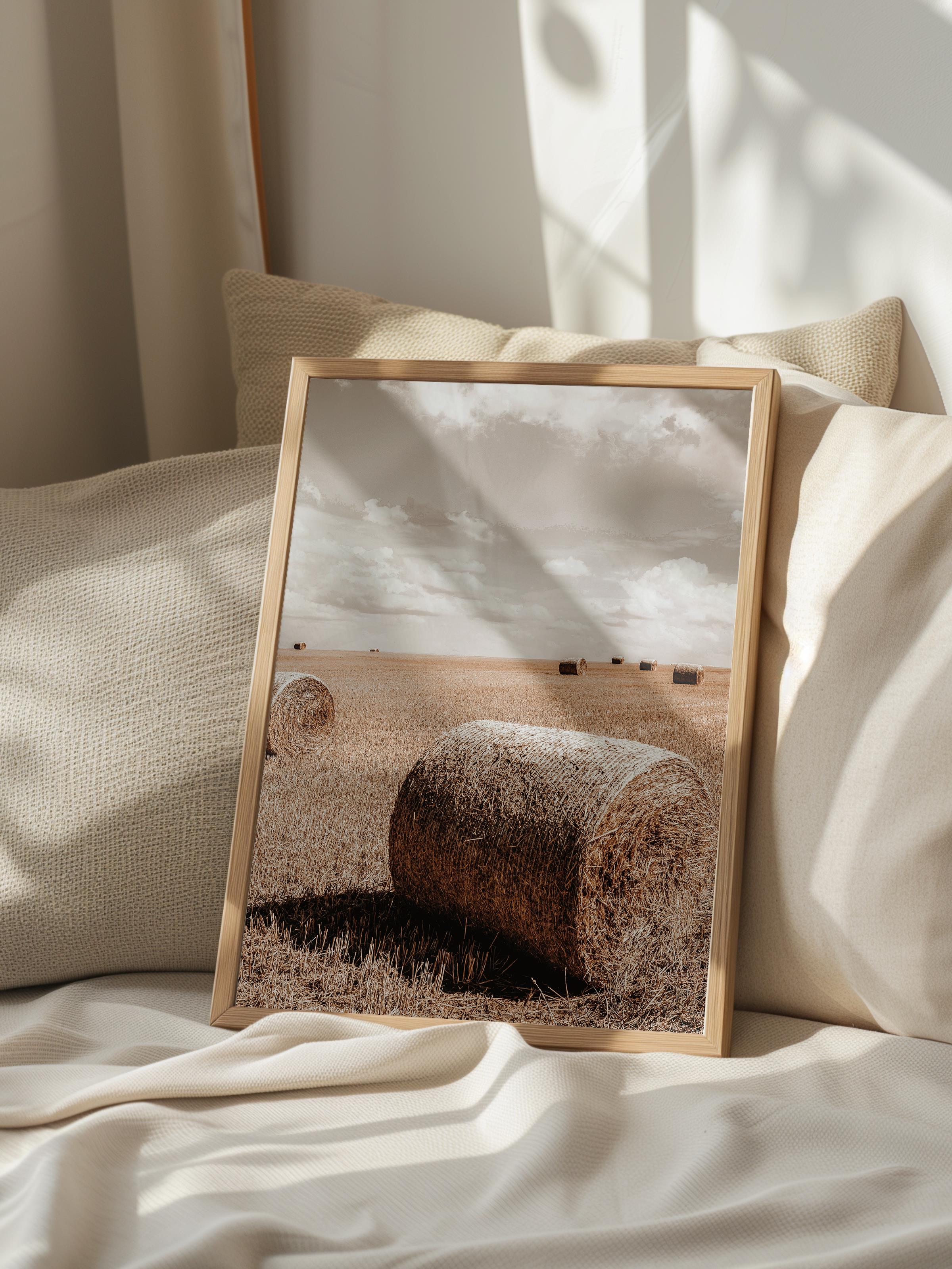 Rustic Çerçevesiz Poster, İskandinav Kahverengi Poster, NO:20 Tarlada Saman Balyası Fotoğraf, Dikey