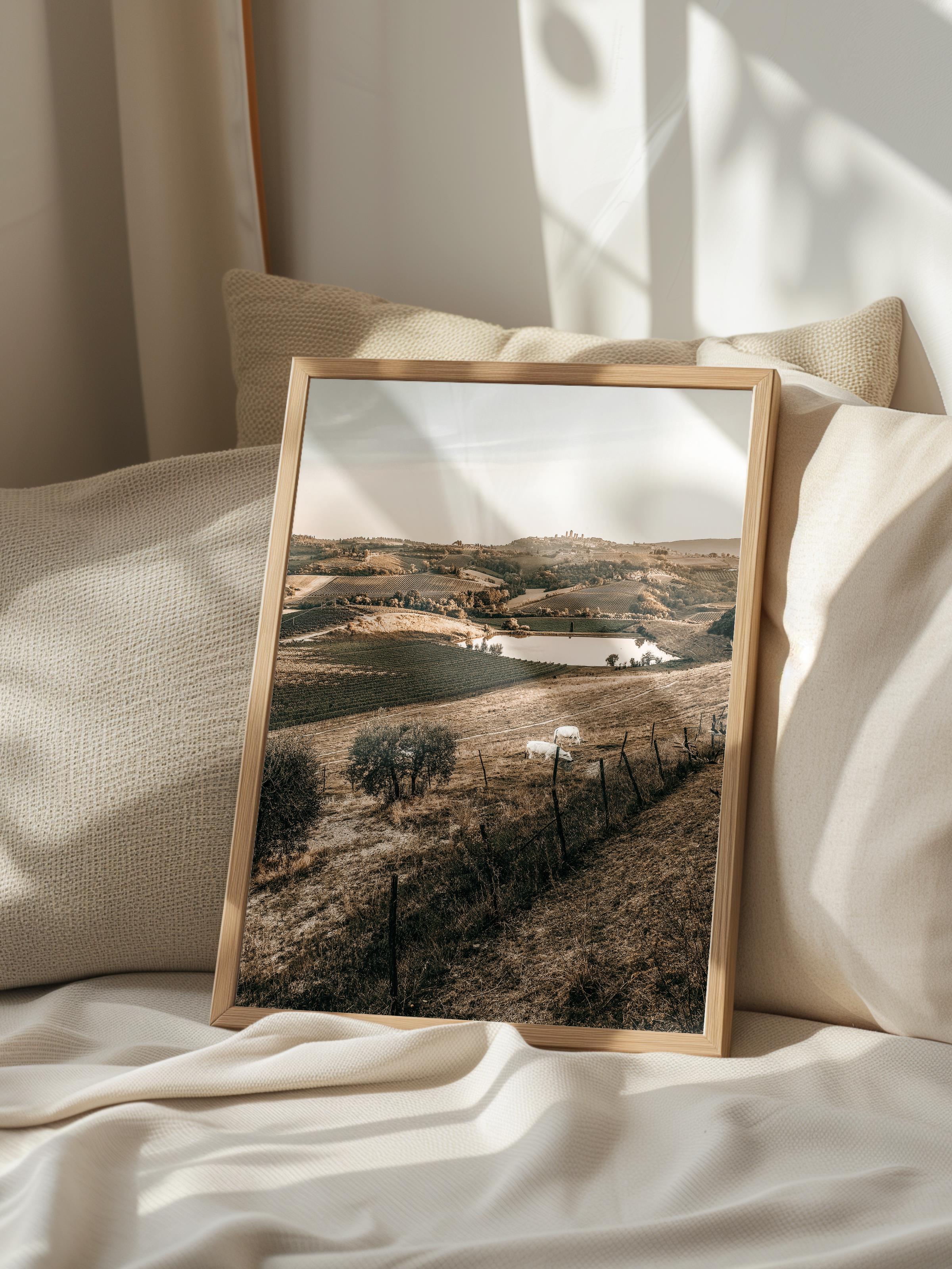 Rustic Çerçevesiz Poster, İskandinav Kahverengi Poster, NO:216 Tarlada Ev ve Dağ Manzarası Fotoğraf