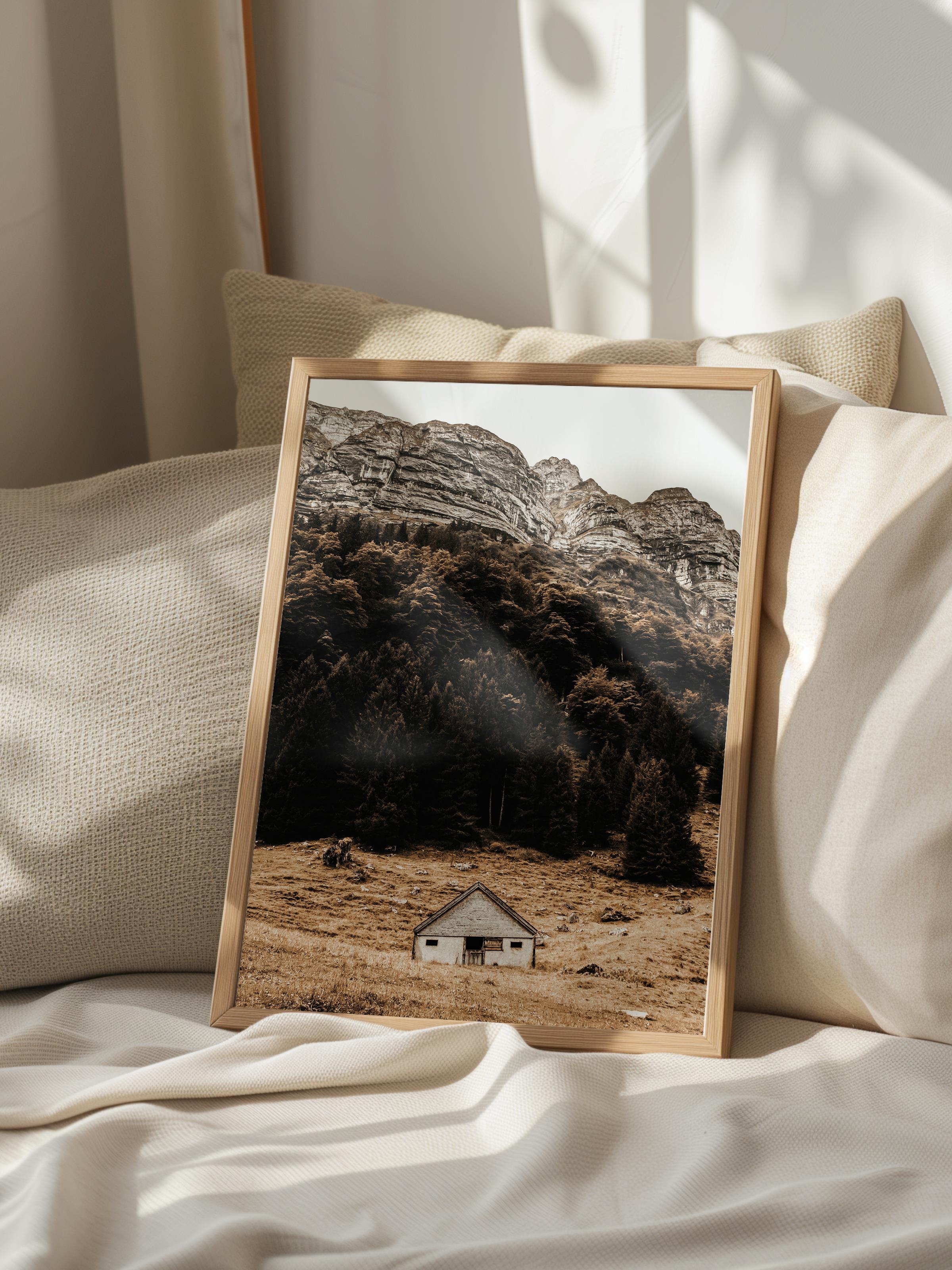 Rustic Çerçevesiz Poster, İskandinav Kahverengi Poster, NO:25 Dağlar ve Küçük Ahşap Ev Fotoğraf Dikey