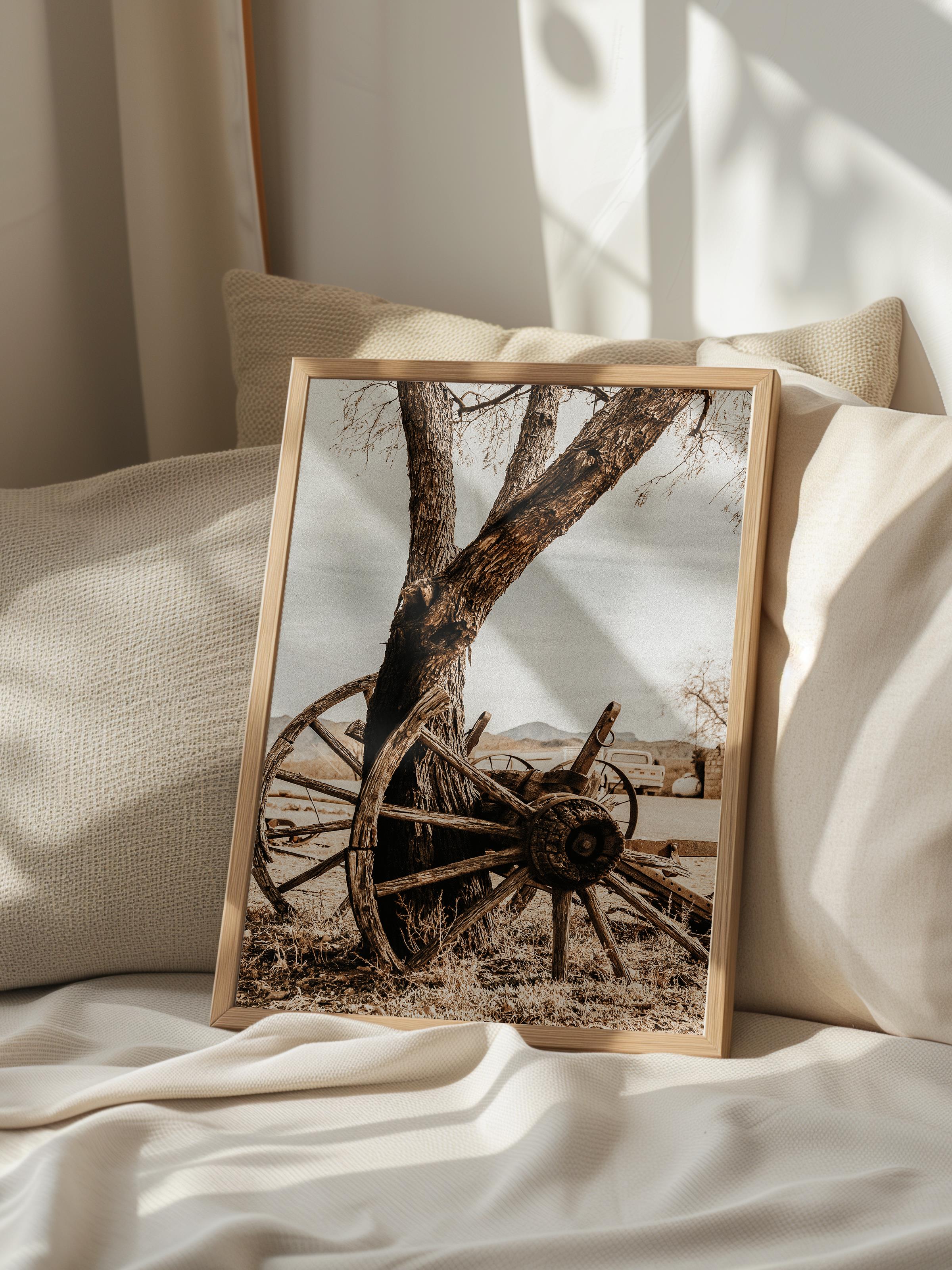 Rustic Çerçevesiz Poster, İskandinav Kahverengi Poster, NO:30 Eski Tekerlek ve Ağaç Fotoğraf, Dikey