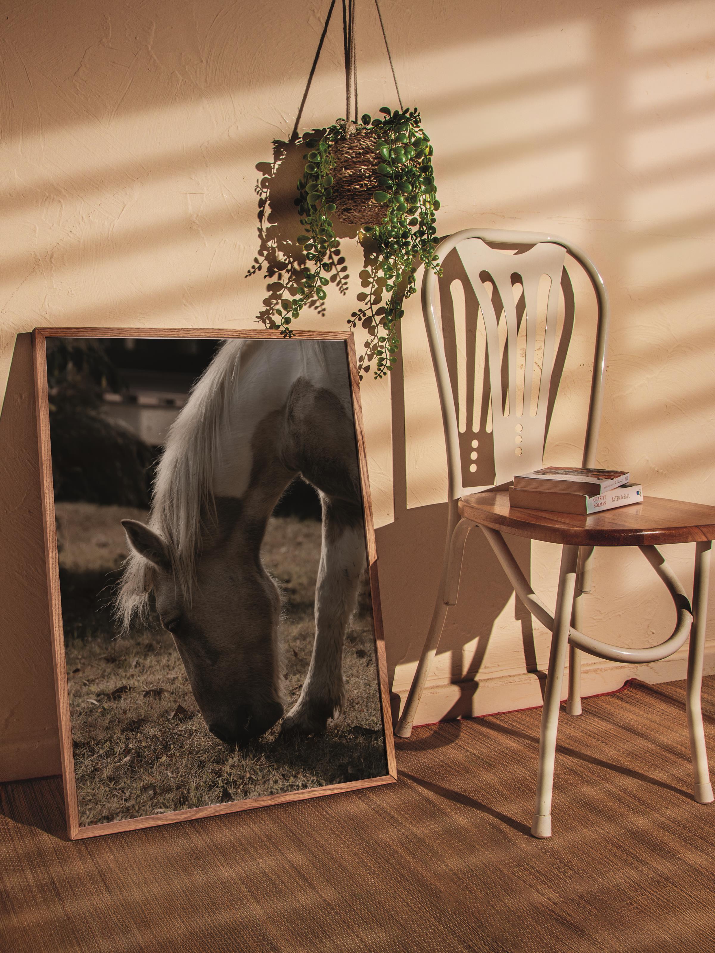 Rustic Çerçevesiz Poster, İskandinav Kahverengi Poster, NO:52 Otlayan At Fotoğraf, Dikey