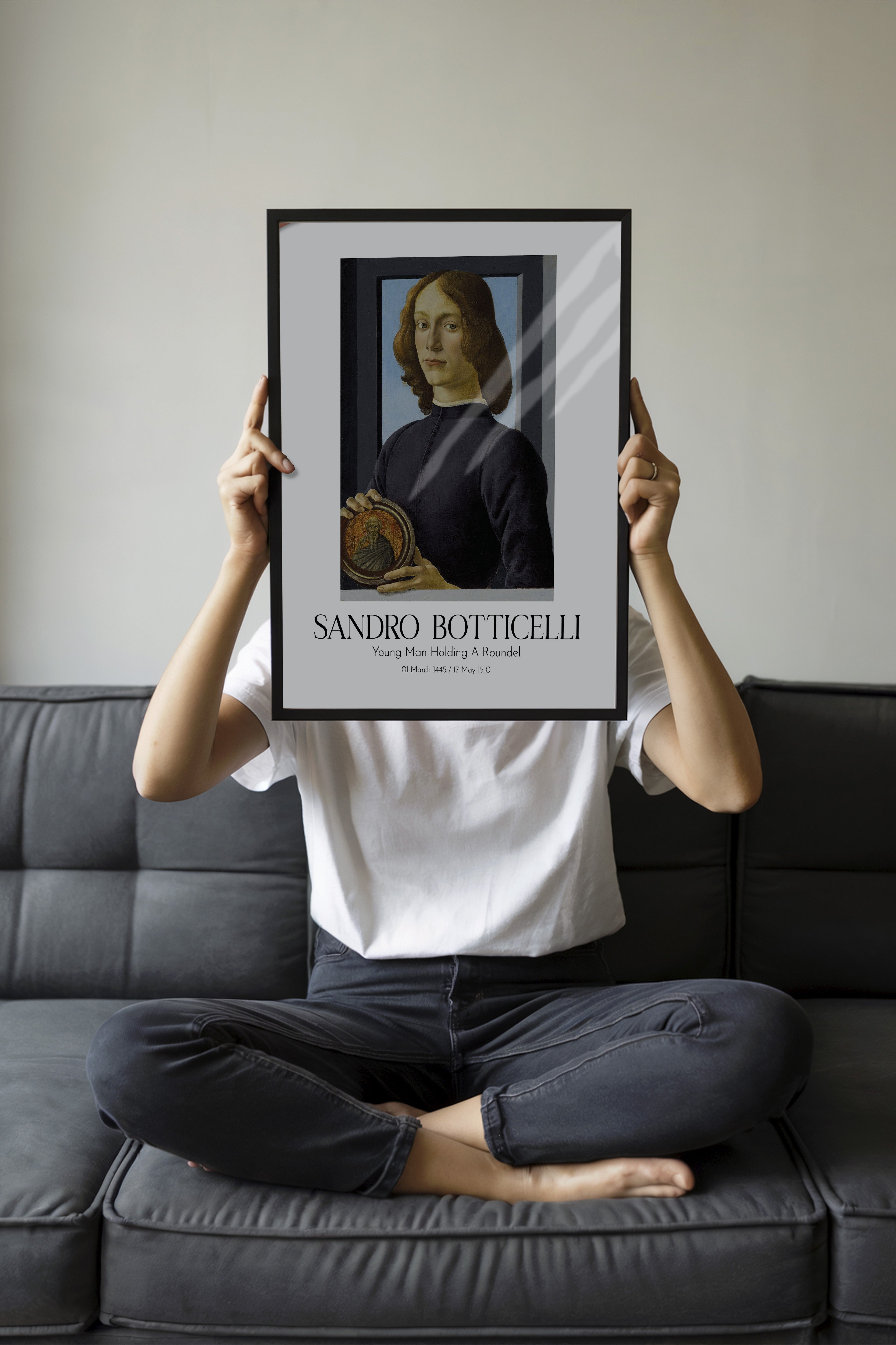 Sandro Botticelli - Young Man Holding A Roundel, Siyah Çerçeveli Tablo, Sanat Serisi NO:110762