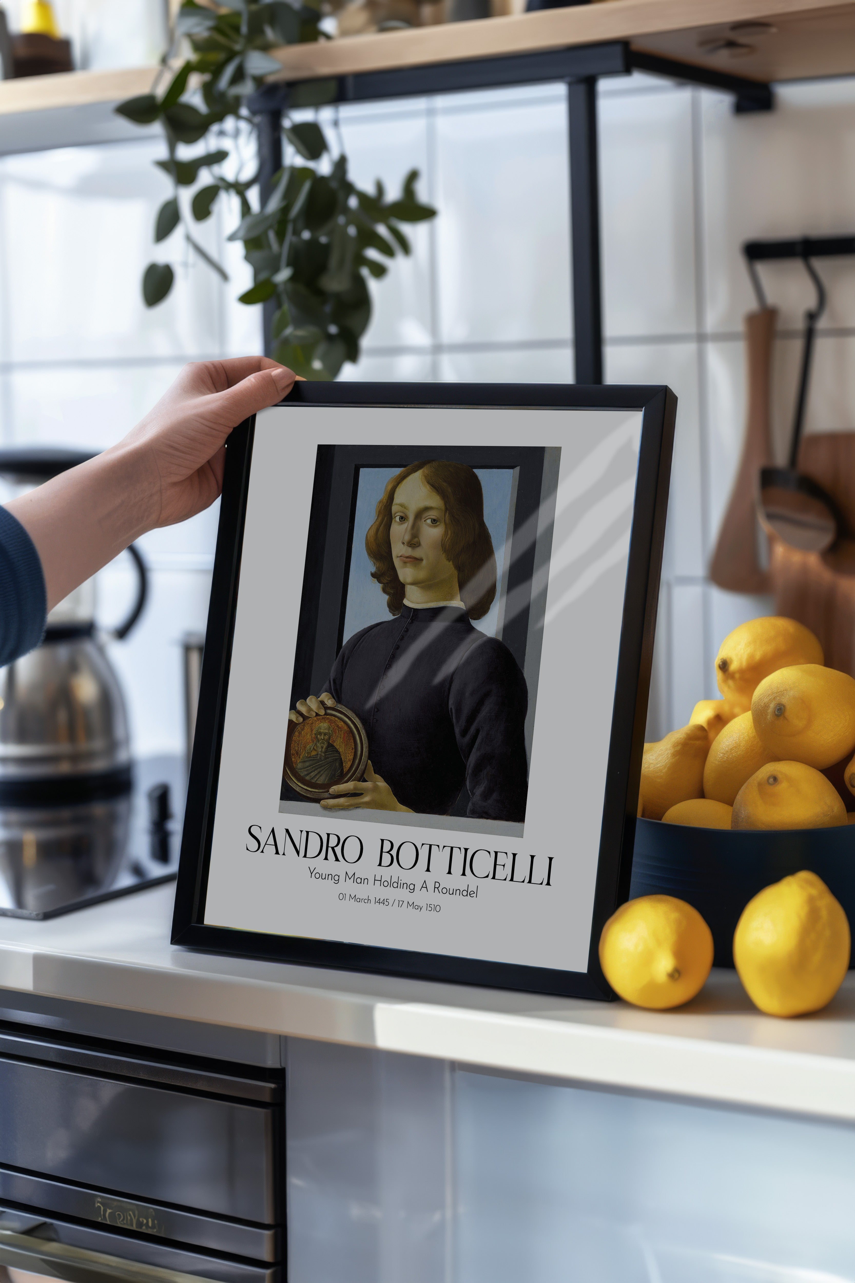 Sandro Botticelli - Young Man Holding A Roundel, Siyah Çerçeveli Tablo, Sanat Serisi NO:110762