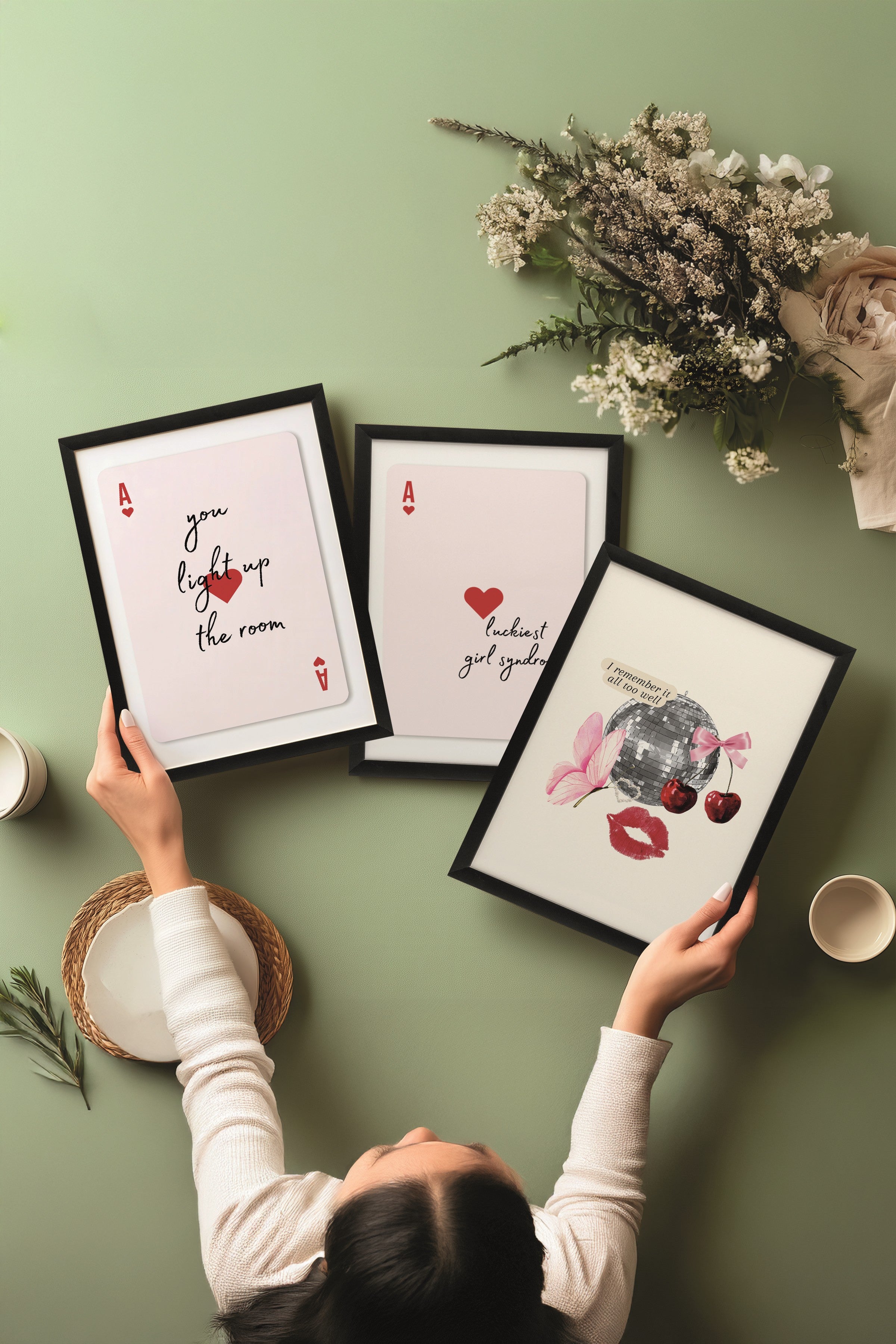 Siyah Tablo Seti, 3 Adet Siyah Çerçeveli Poster Lucky Girl Model No:300895, Kırmızı Duvar Dekoru