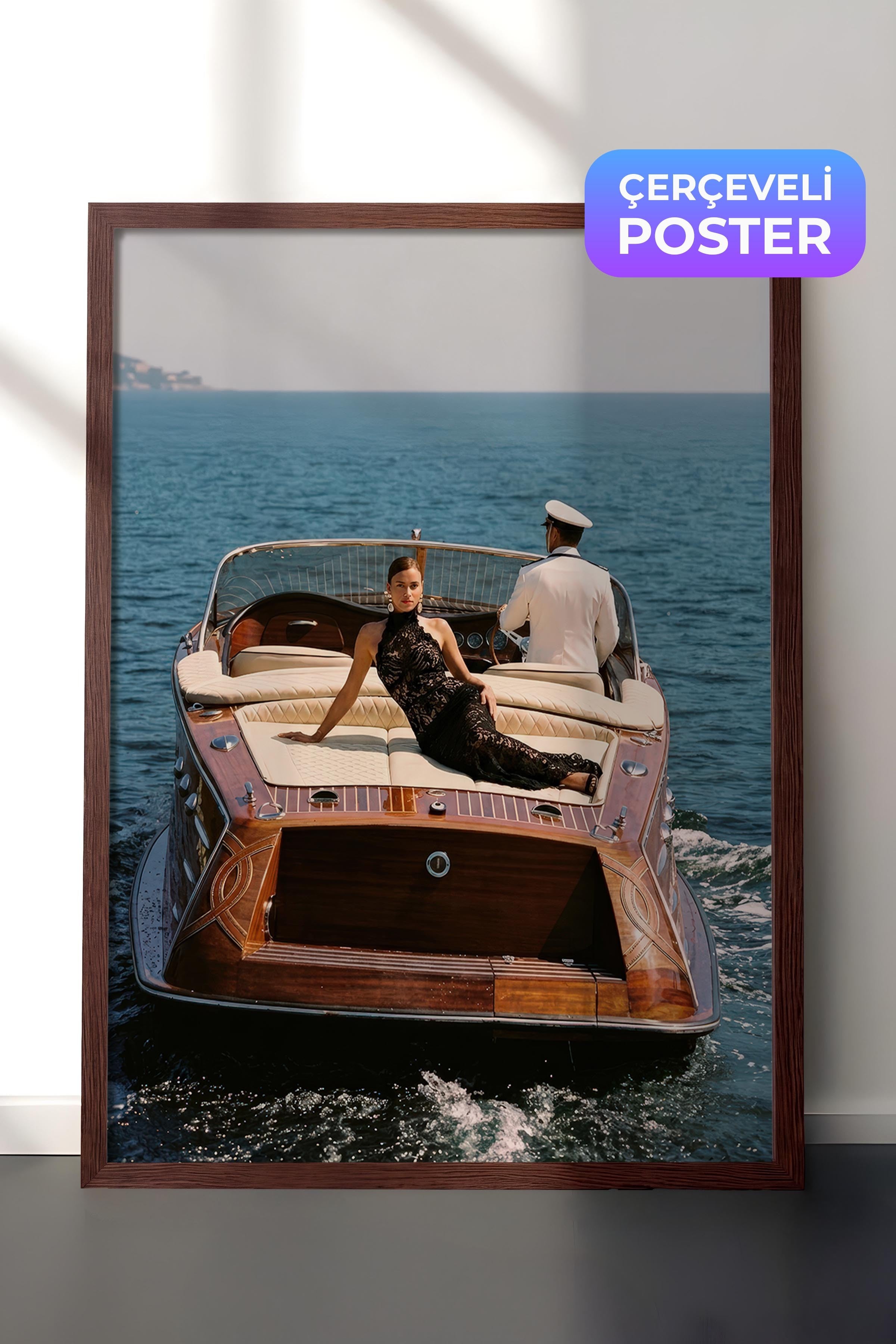 Tekne ve Kadın Posteri, Kahverengi Çerçeveli Poster, Old Money Serisi, NO:113188