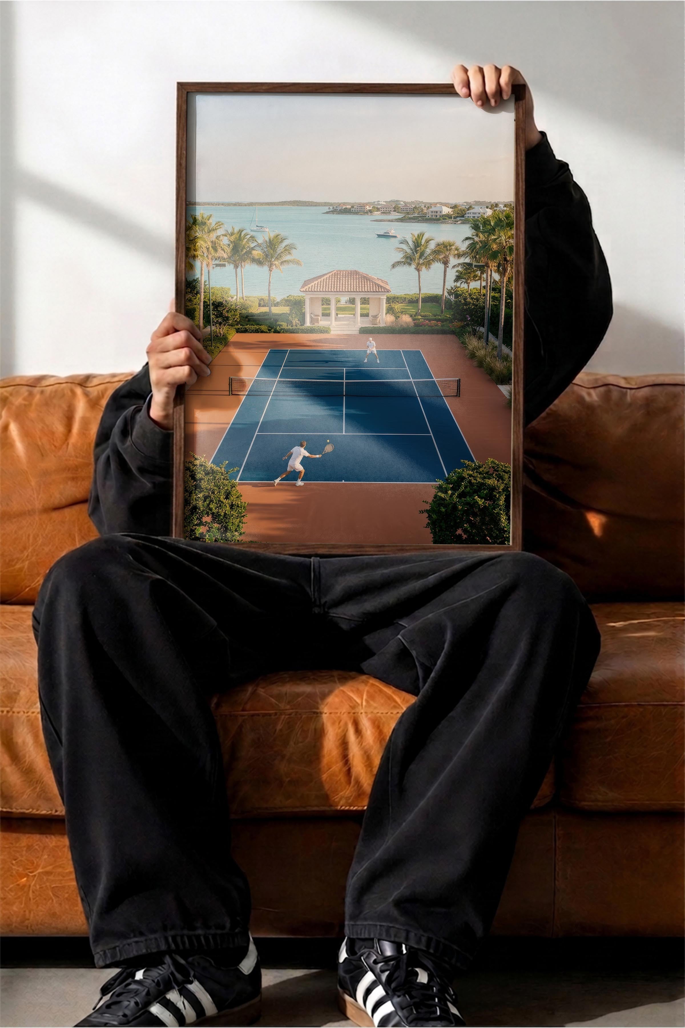 Tenis Kortu ve Deniz Manzarası Posteri, Kahverengi Çerçeveli Poster, Old Money Serisi, NO:113189