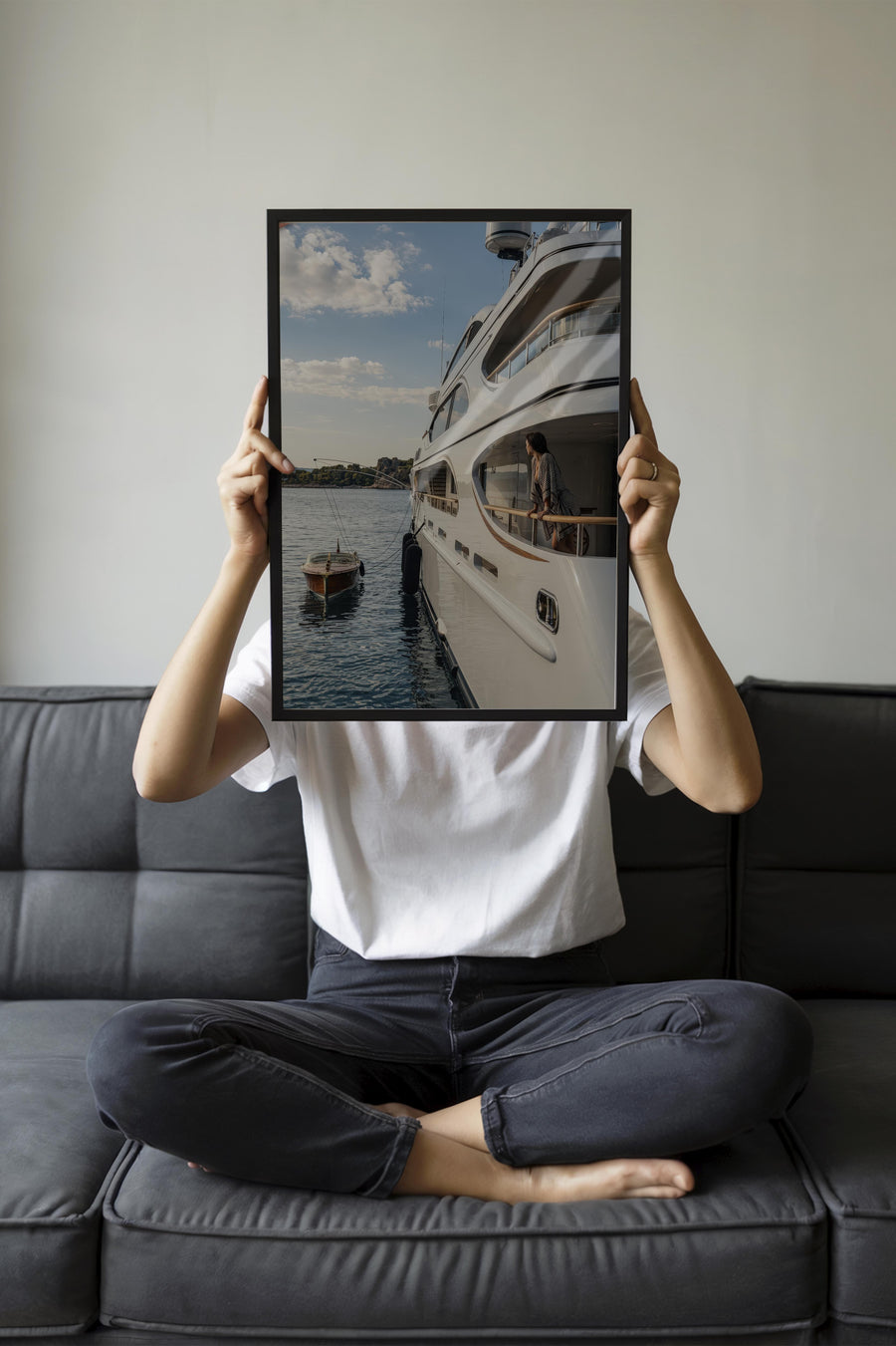 Yat ve Deniz Manzarası Old Money Poster – Siyah Çerçeveli Tablo