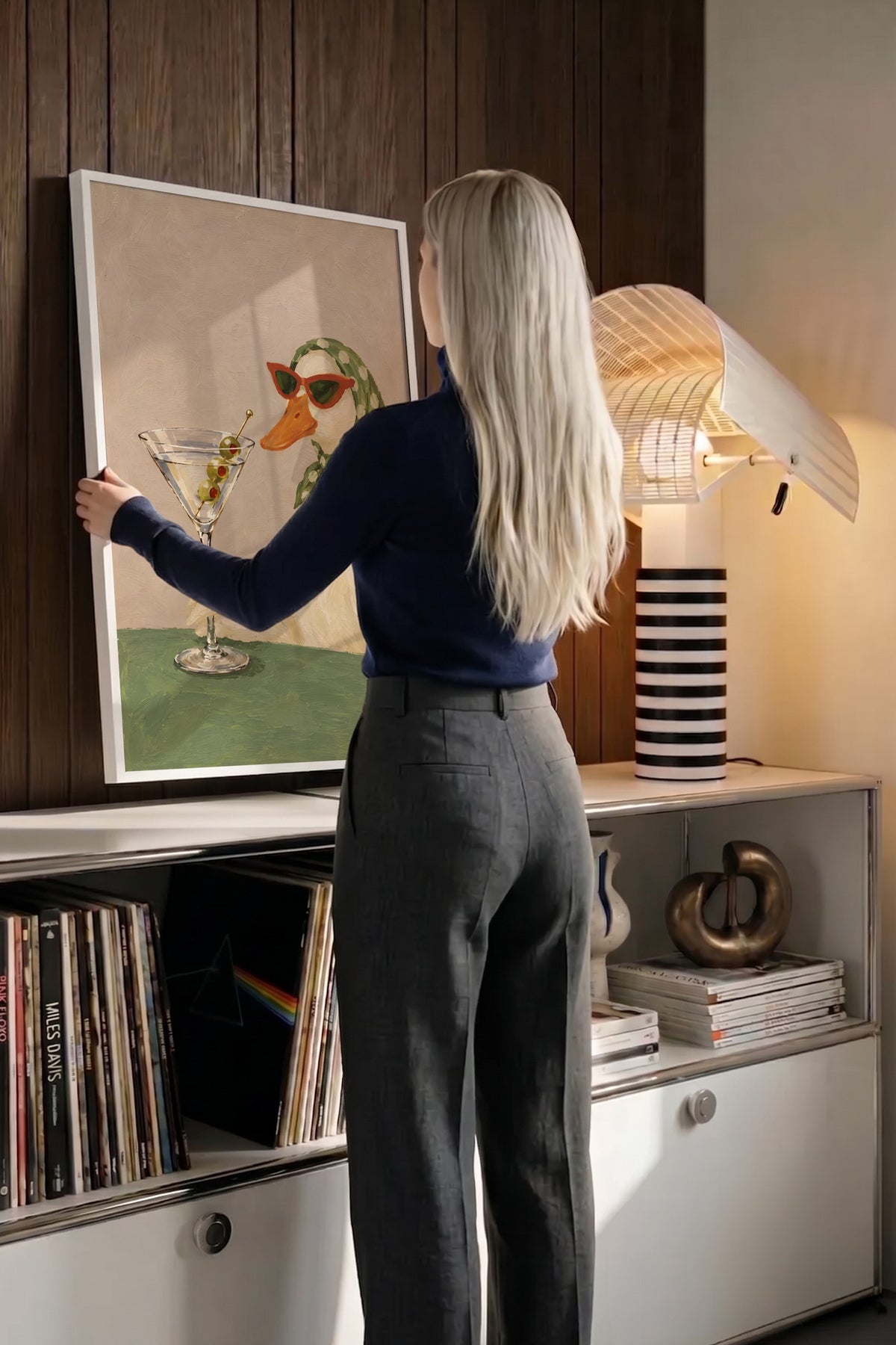 Martini İçen Ördek Poster – Beyaz Çerçeveli Tablo