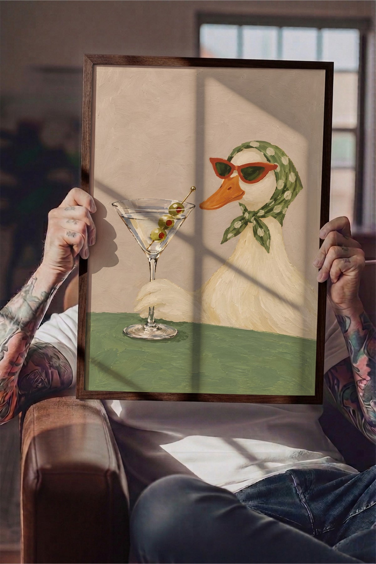 Martini İçen Ördek Poster – Kahverengi Çerçeveli Tablo