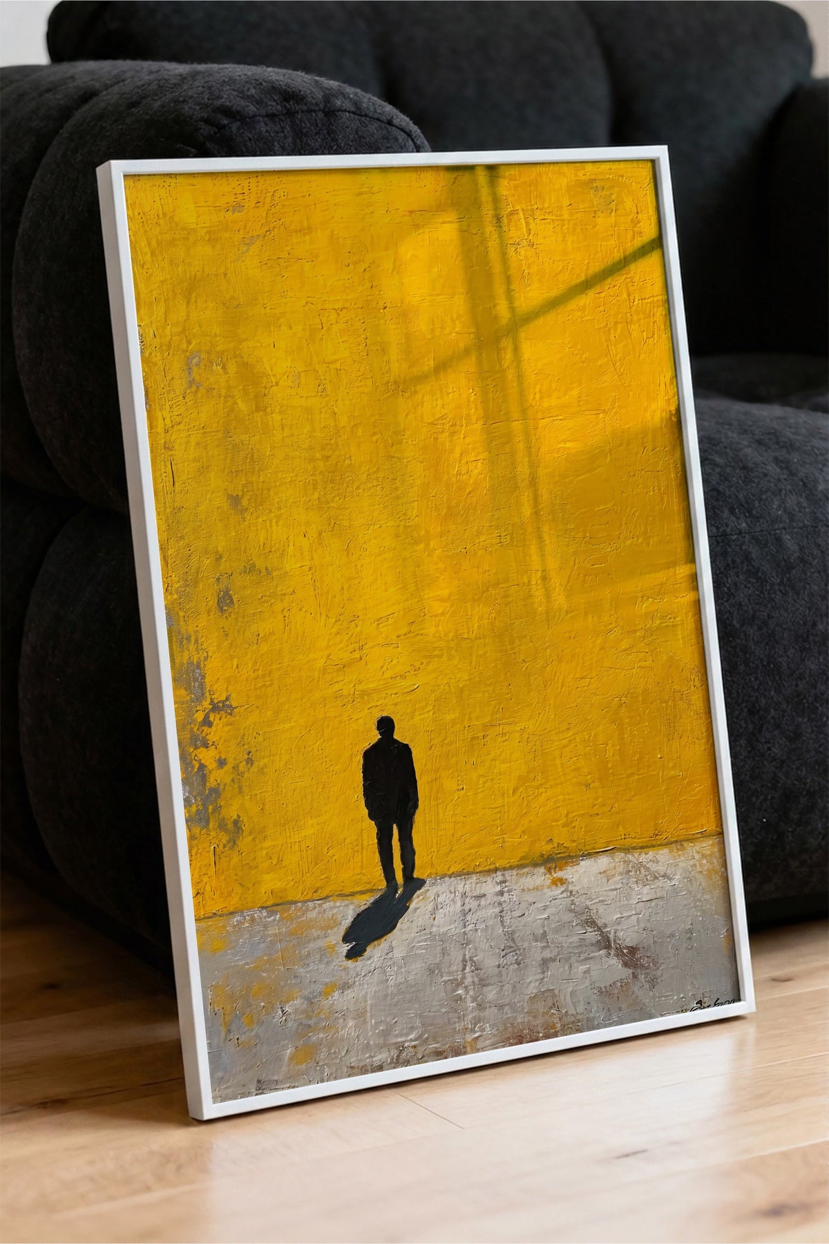 Sarı Duvarda Yalnız Yürüyüş Poster – Beyaz Çerçeveli Tablo