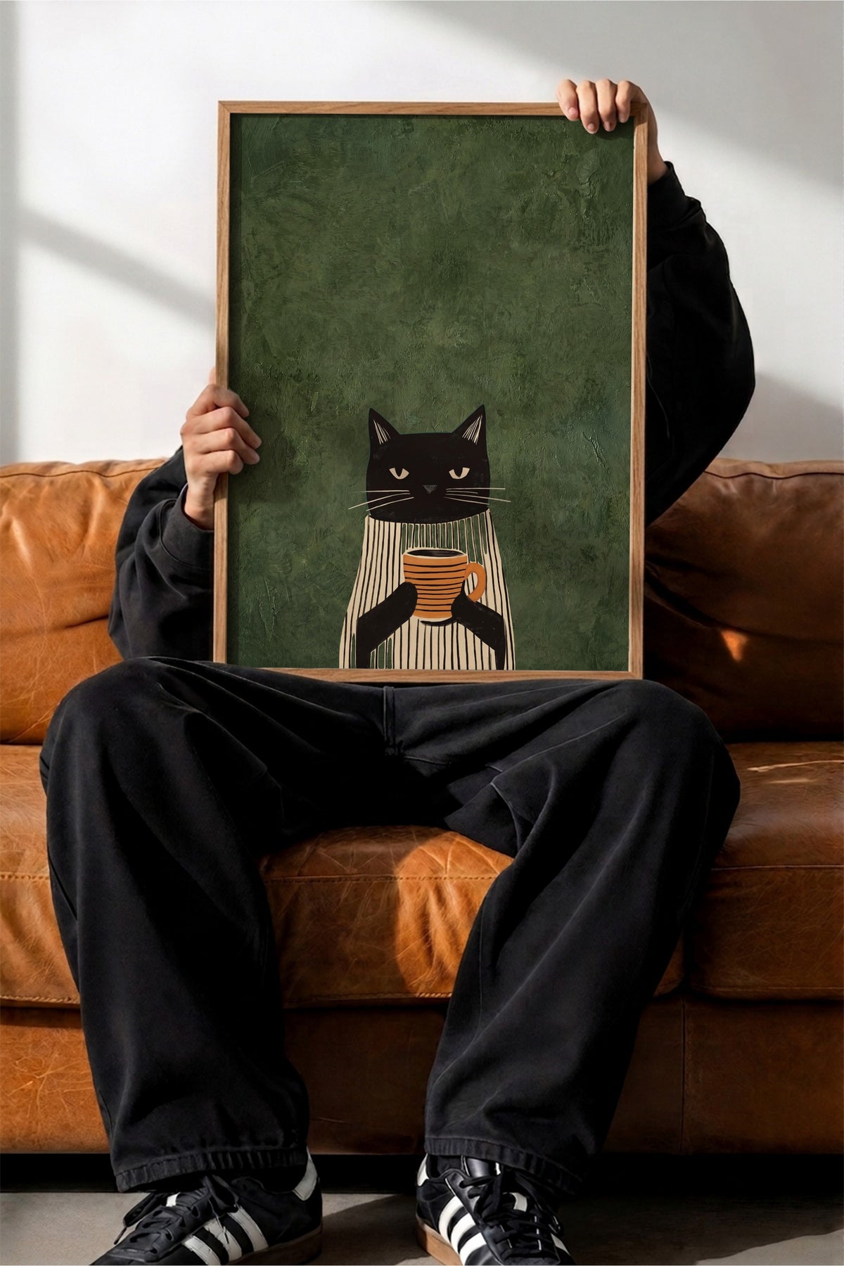 Kahve Tutan Kedi Poster – Ahşap Çerçeveli Tablo