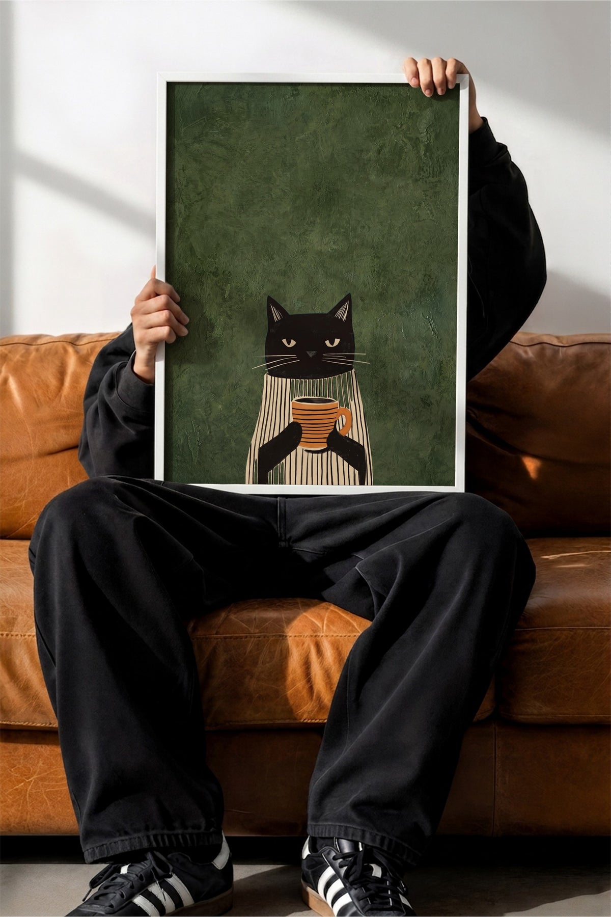 Kahve Tutan Kedi Poster – Beyaz Çerçeveli Tablo