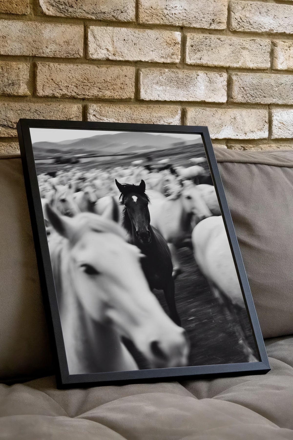 Atlar ve Doğa Manzarası Poster – Siyah Çerçeveli Tablo