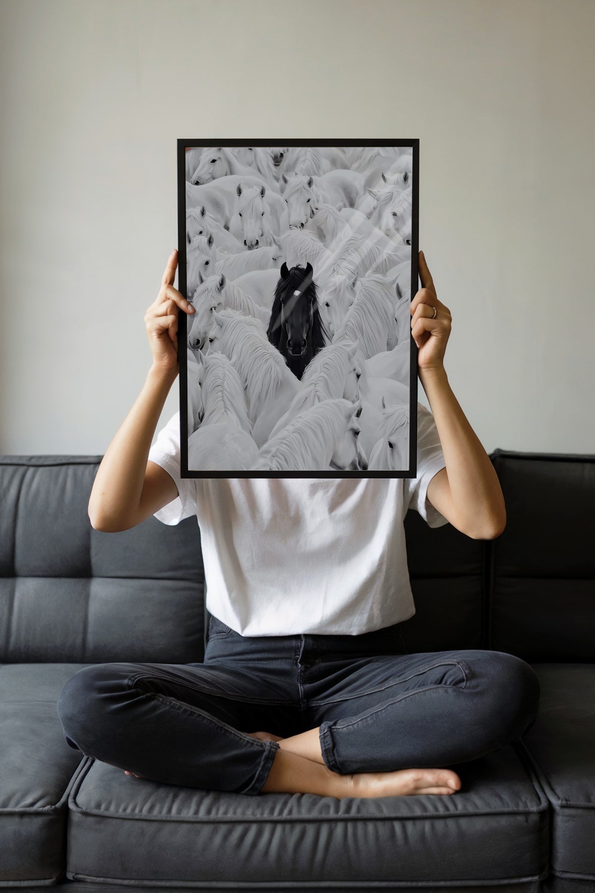 Kalabalık İçinde Tek Renk Poster – Siyah Çerçeveli Tablo
