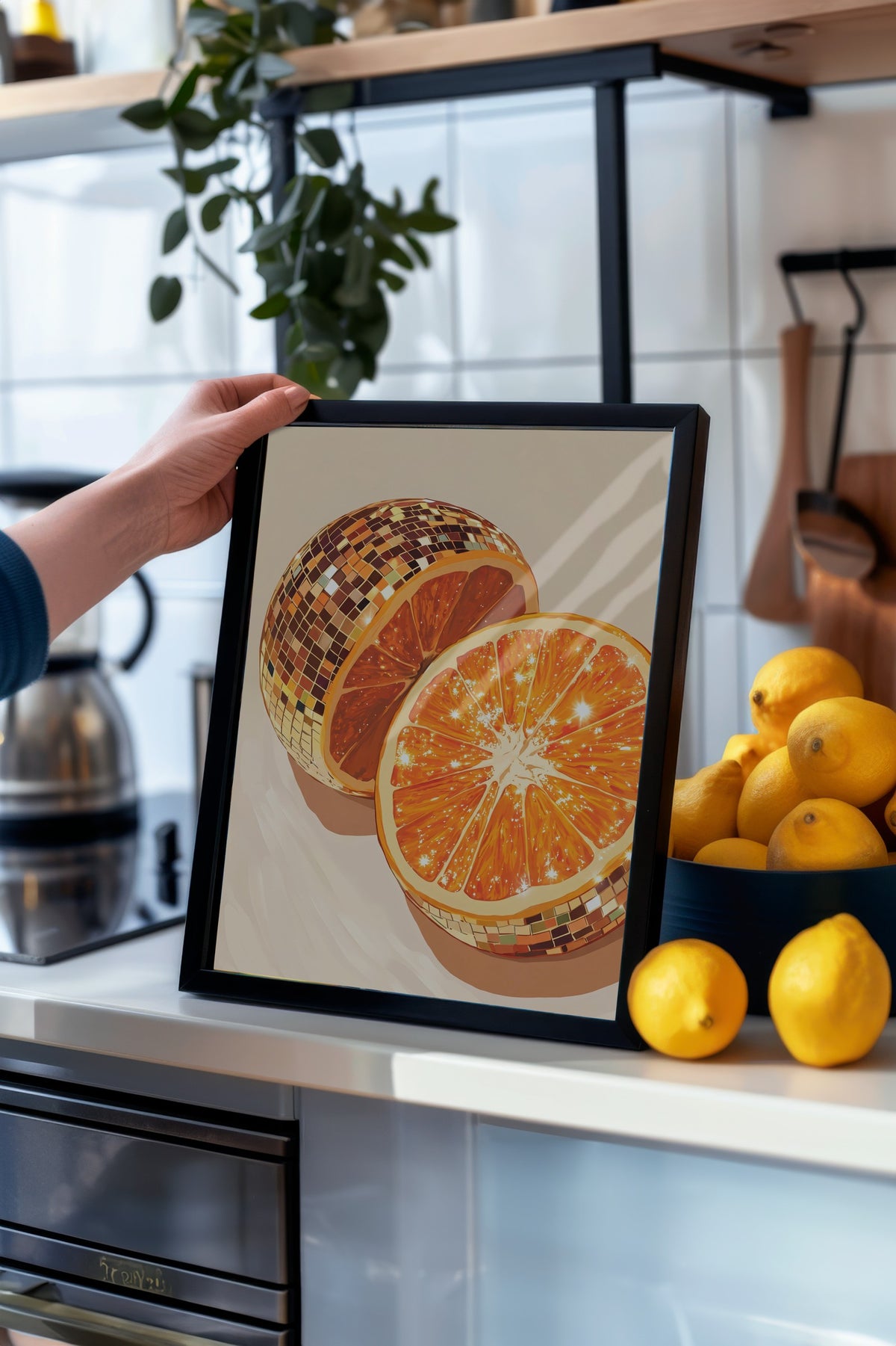 Disko Topu Turuncu Poster – Siyah Çerçeveli Tablo