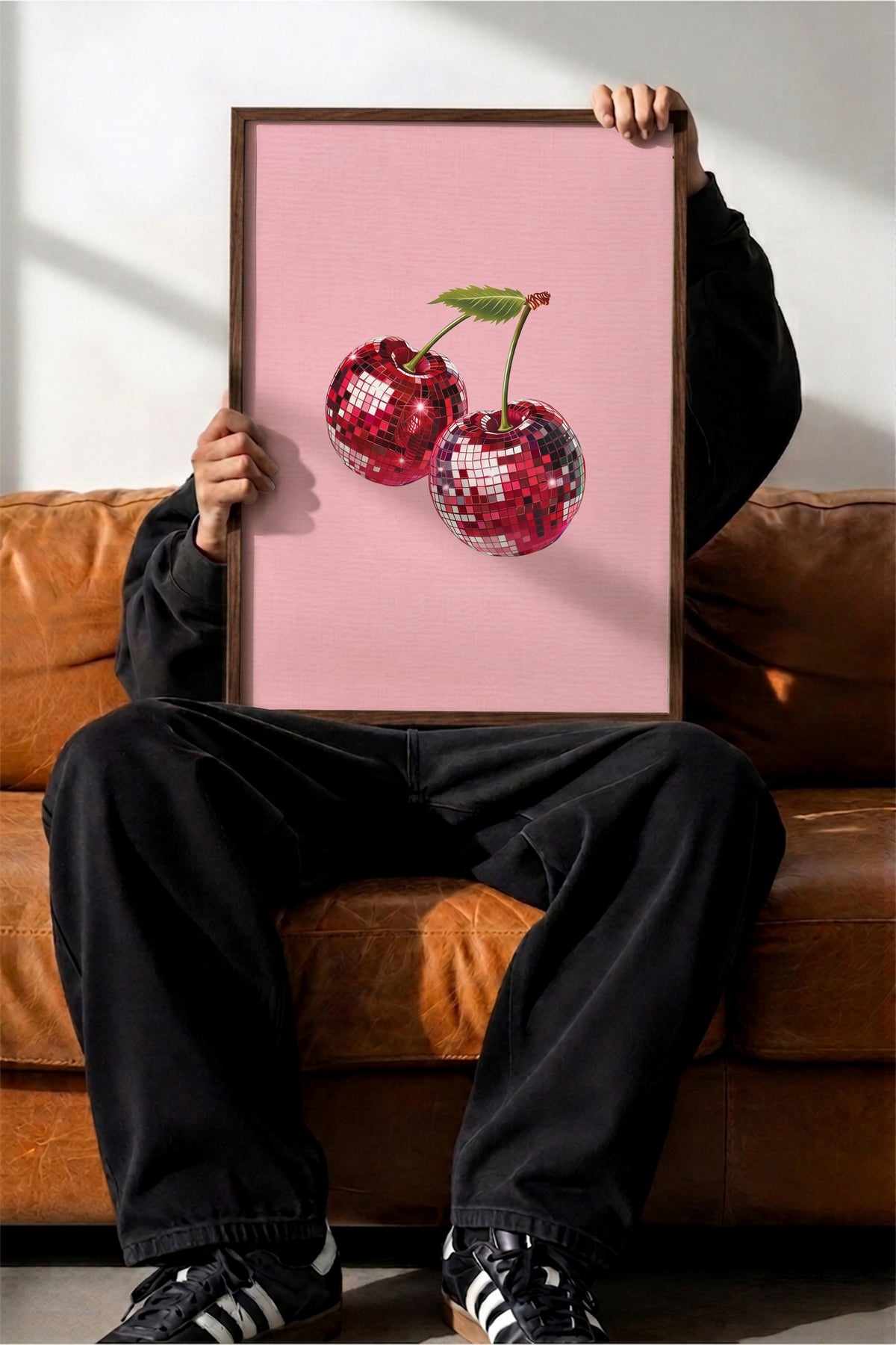 Disko topu şeklinde kirazlar Poster – Kahverengi Çerçeveli Tablo