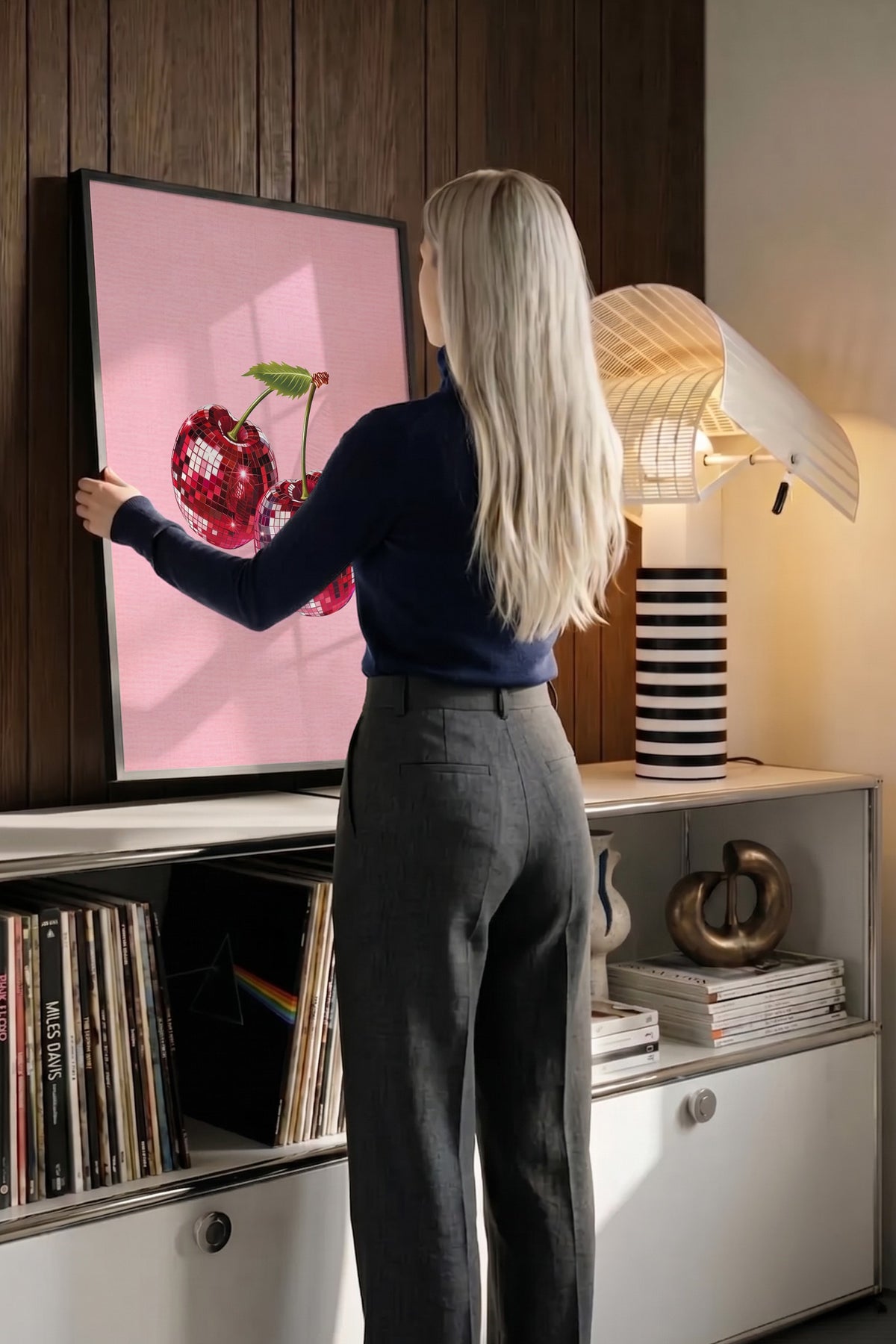 Disko topu şeklinde kirazlar Poster – Siyah Çerçeveli Tablo