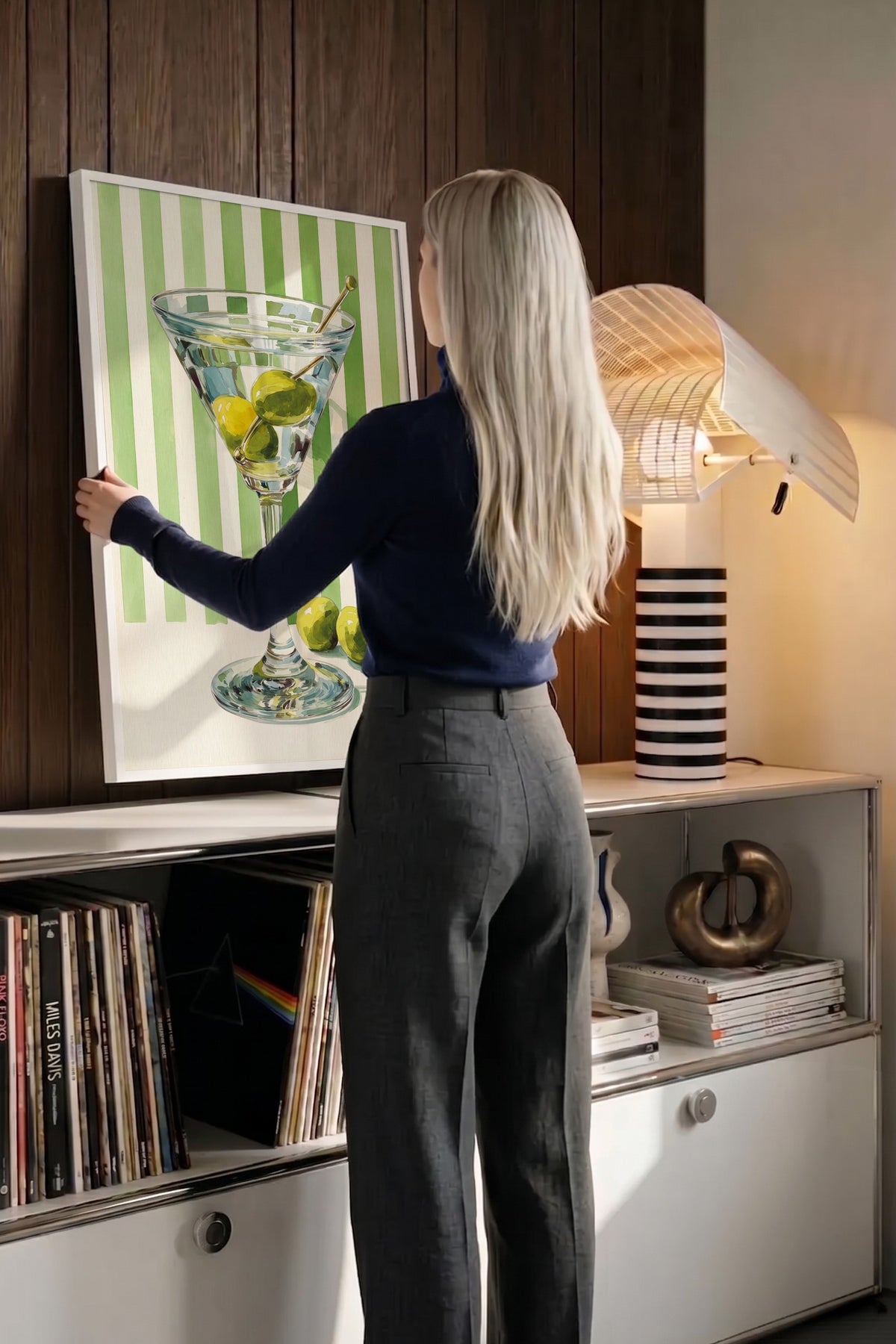 Martini Bardağı ve Zeytinler Poster – Beyaz Çerçeveli Tablo