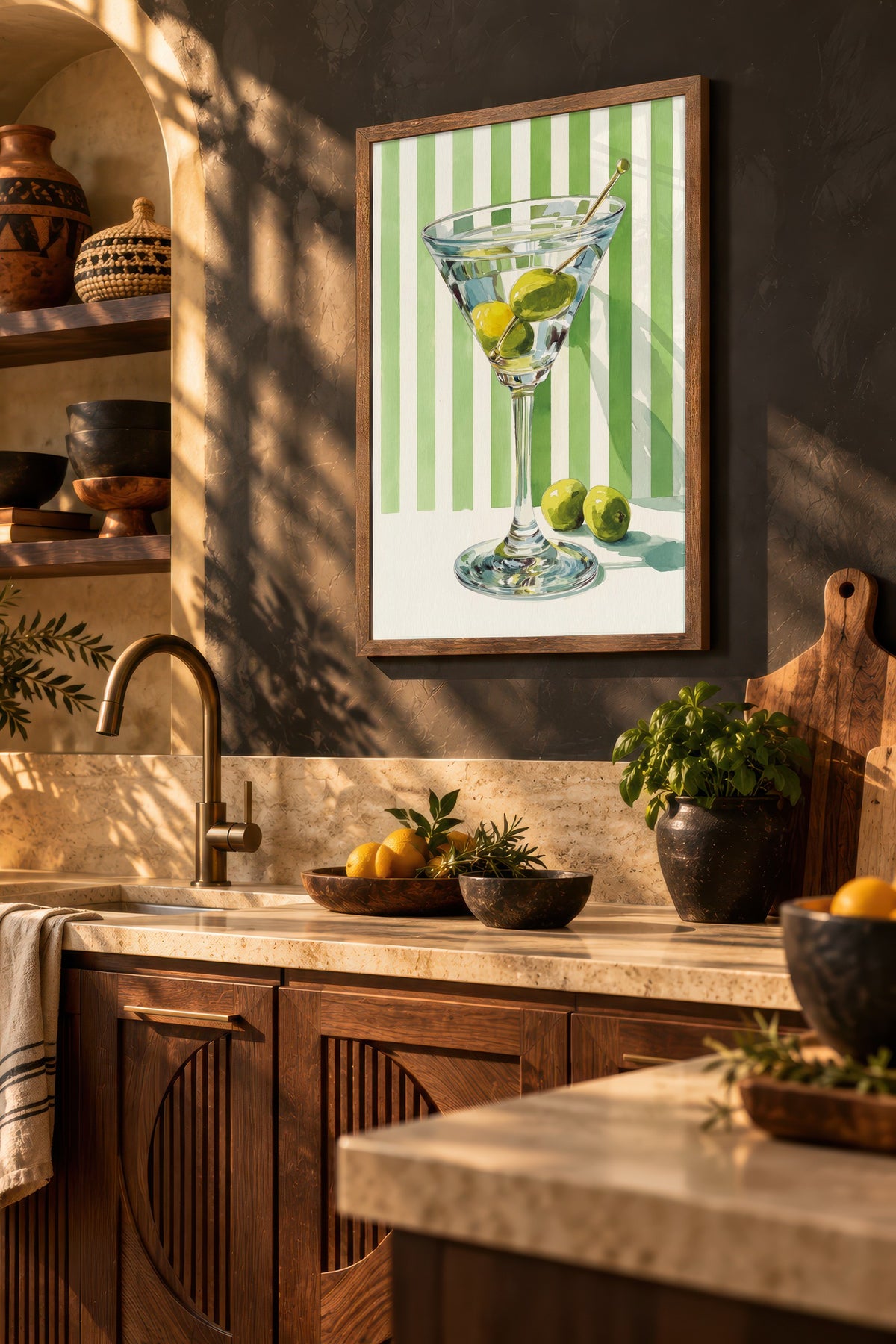 Martini Bardağı ve Zeytinler Poster – Kahverengi Çerçeveli Tablo