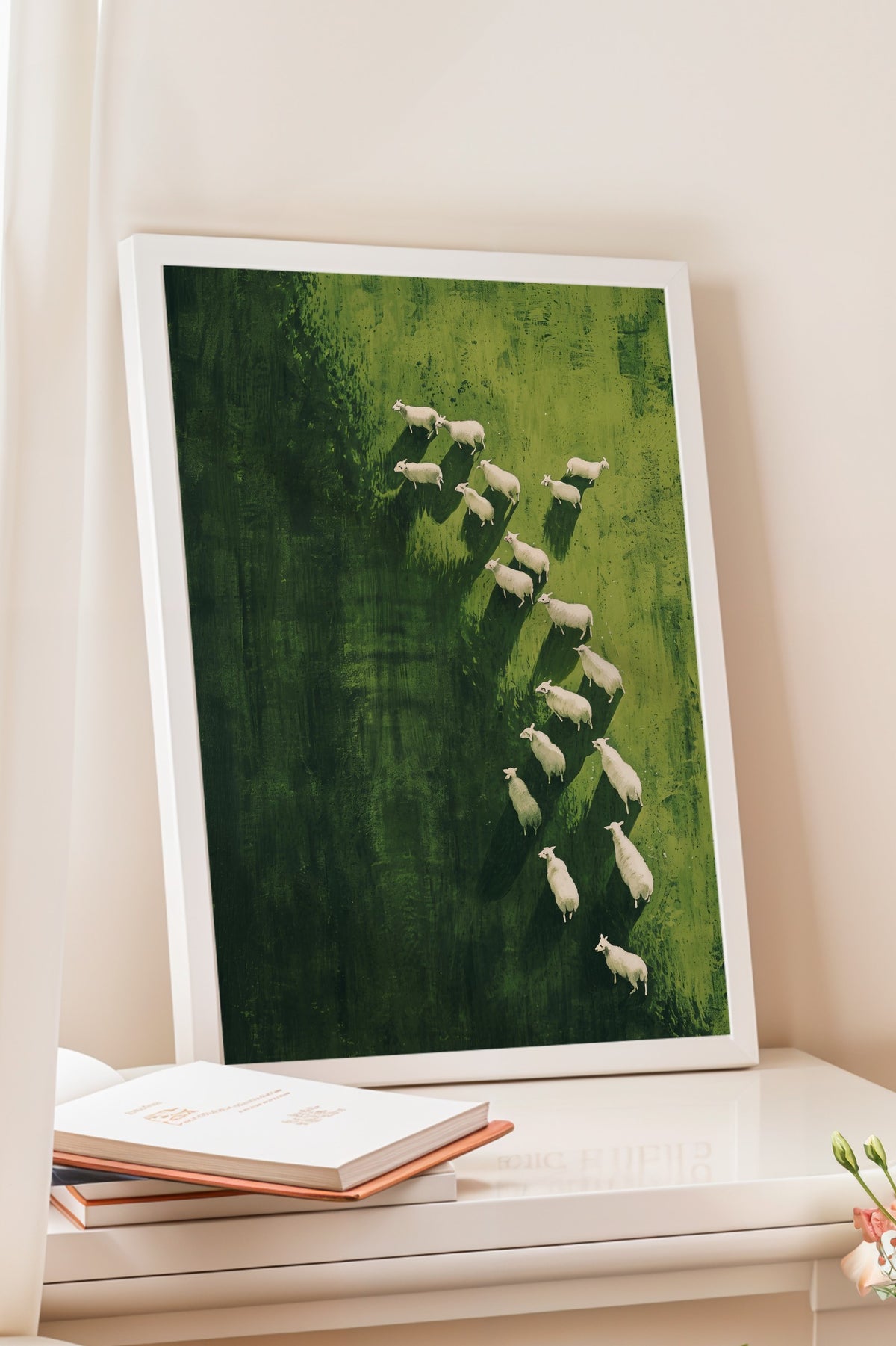 Koyunlar ve Yeşil Arazi Poster – Beyaz Çerçeveli Tablo