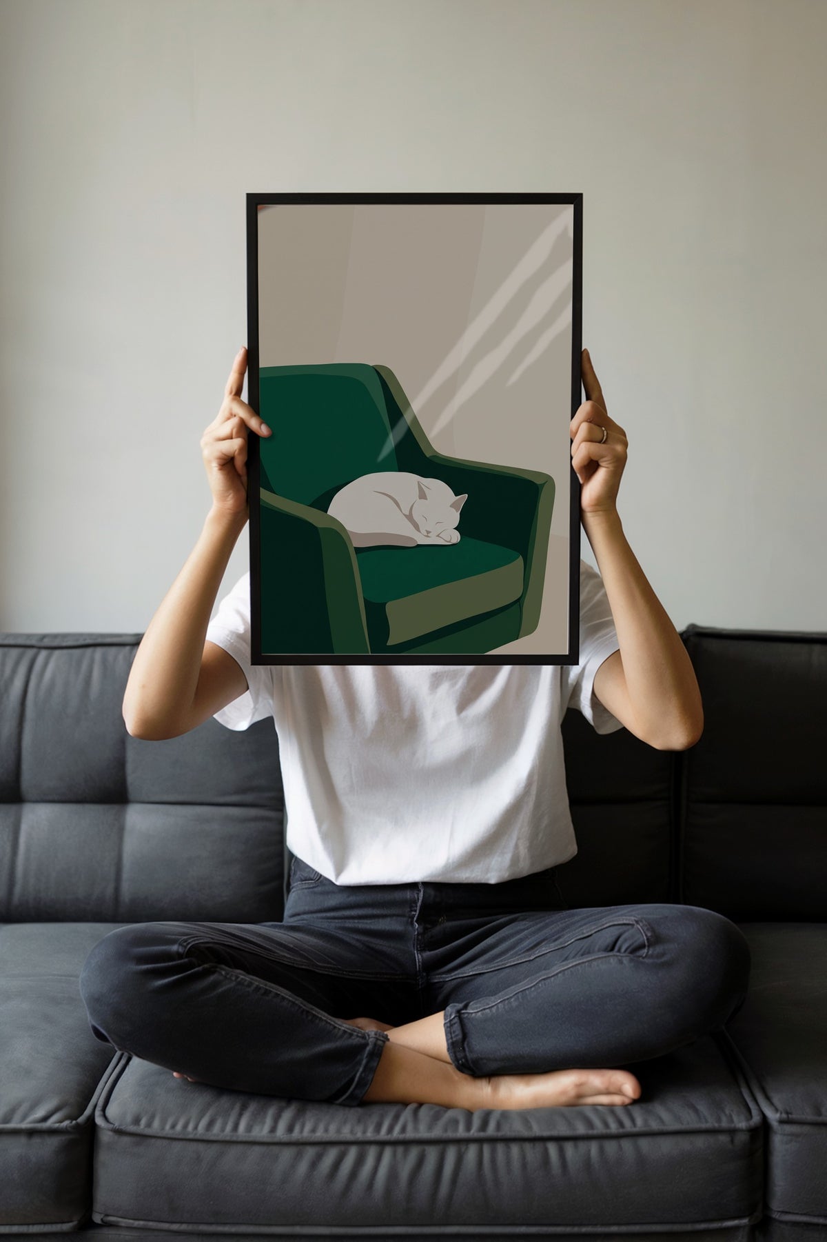 Koltuk Üzerinde Uyuyan Kedi Poster – Siyah Çerçeveli Tablo