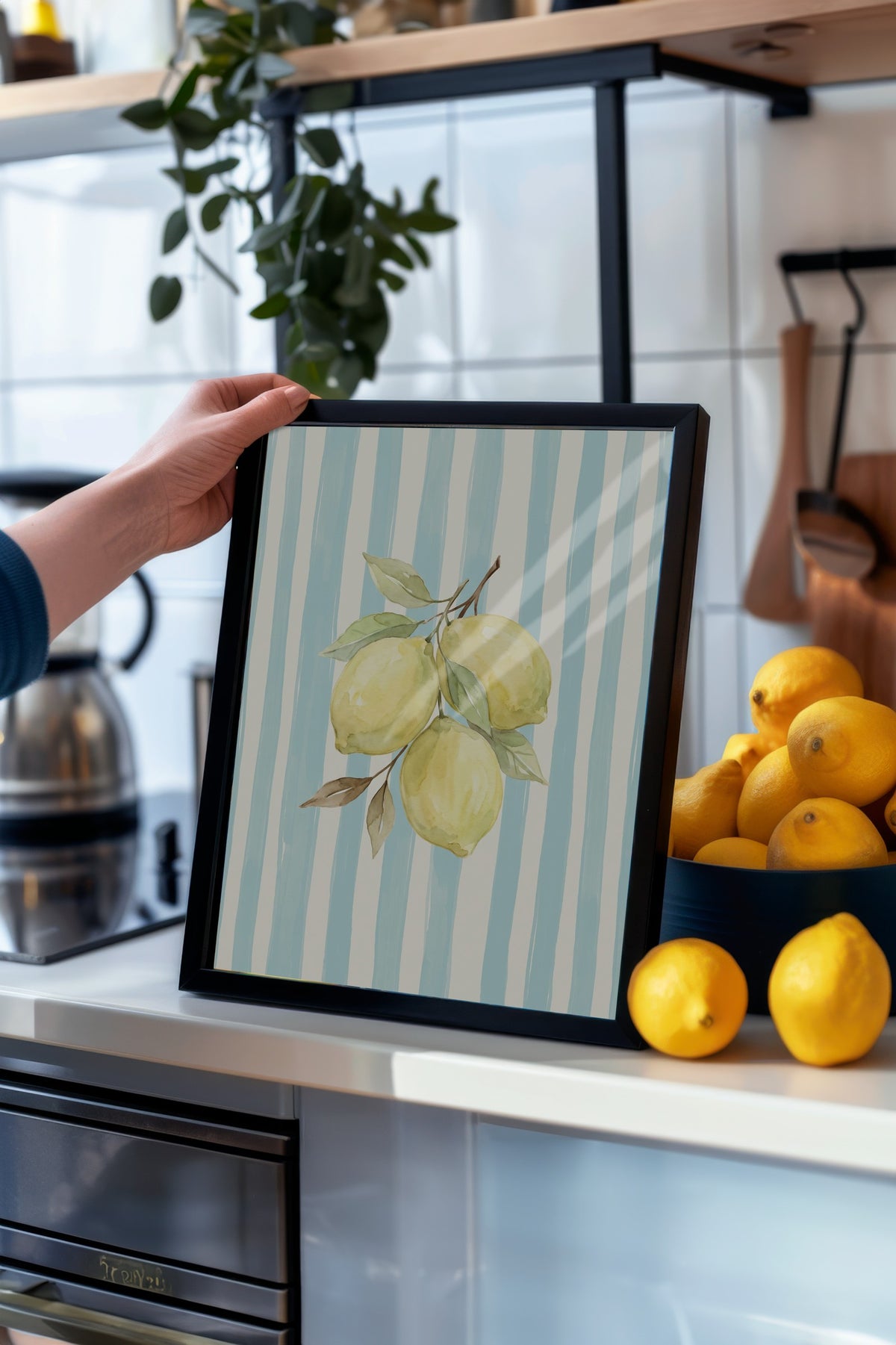 Dikey Çizgiler ve Limonlar Poster – Siyah Çerçeveli Tablo