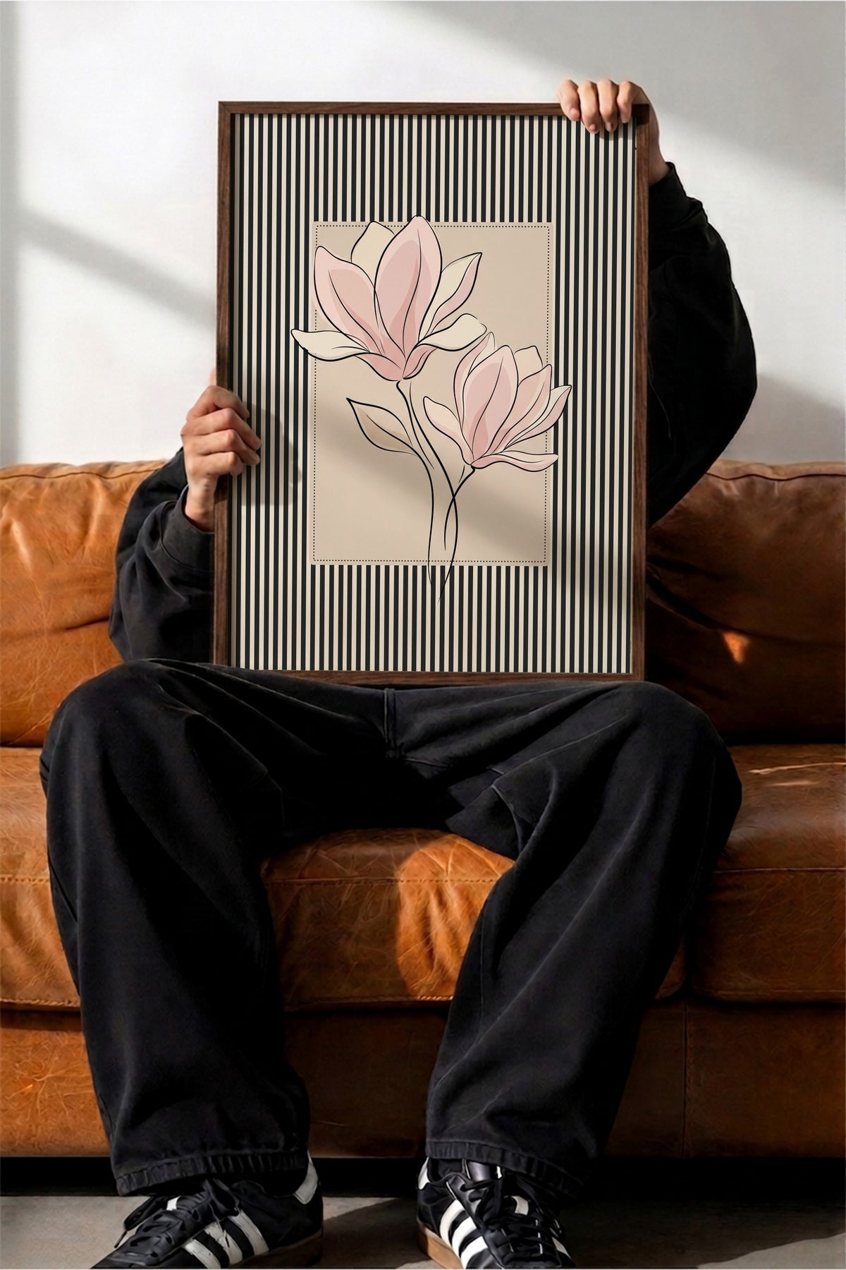 Çizgili Desende Pembe Çiçek Poster – Kahverengi Çerçeveli Tablo