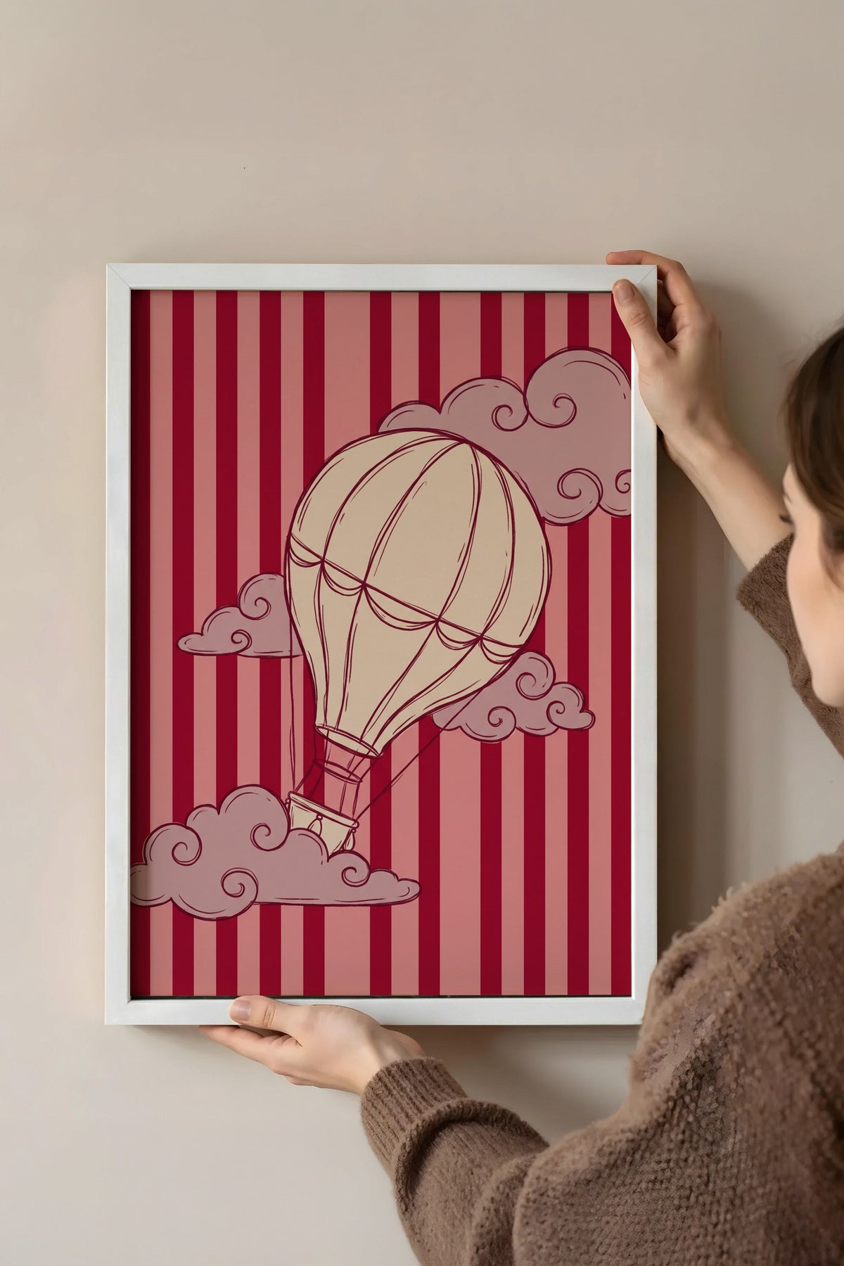 Bulutlar Arasında Uçan Balon Poster – Beyaz Çerçeveli Tablo