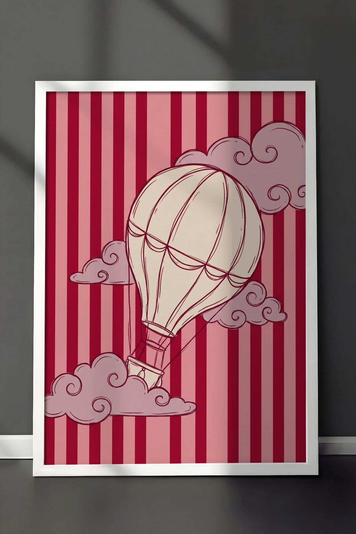 Bulutlar Arasında Uçan Balon Poster – Beyaz Çerçeveli Tablo
