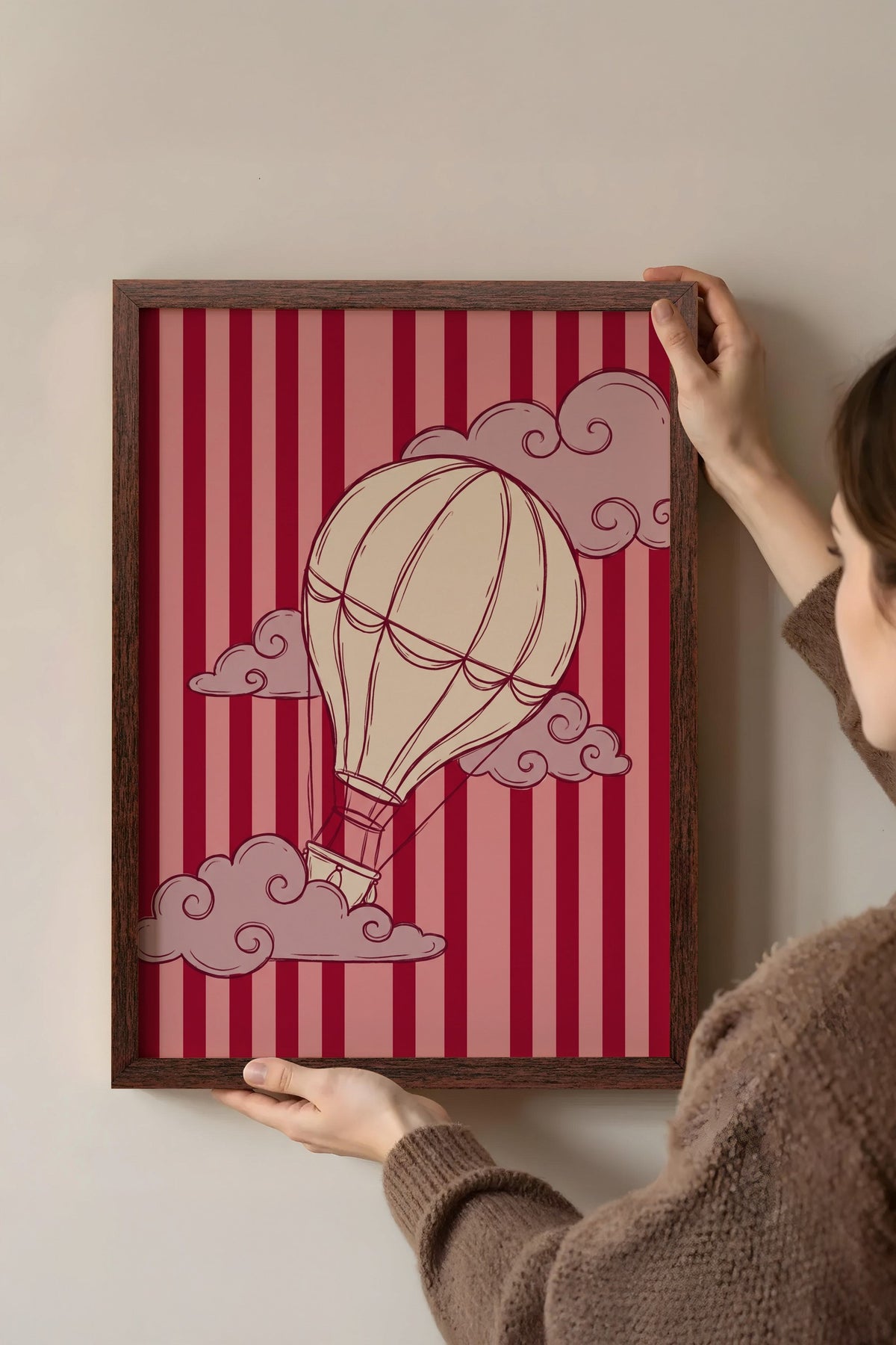 Bulutlar Arasında Uçan Balon Poster – Kahverengi Çerçeveli Tablo