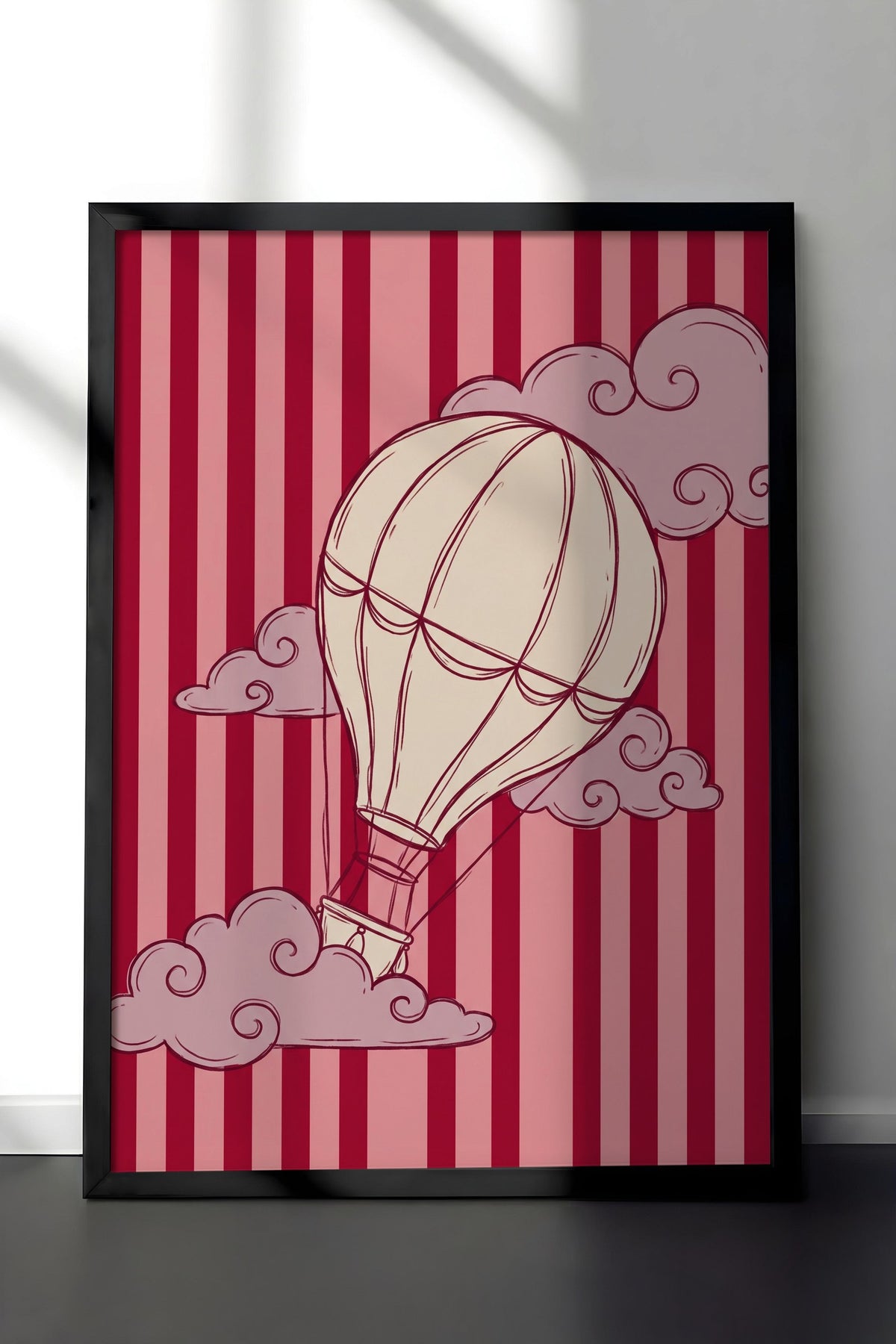 Bulutlar Arasında Uçan Balon Poster – Siyah Çerçeveli Tablo
