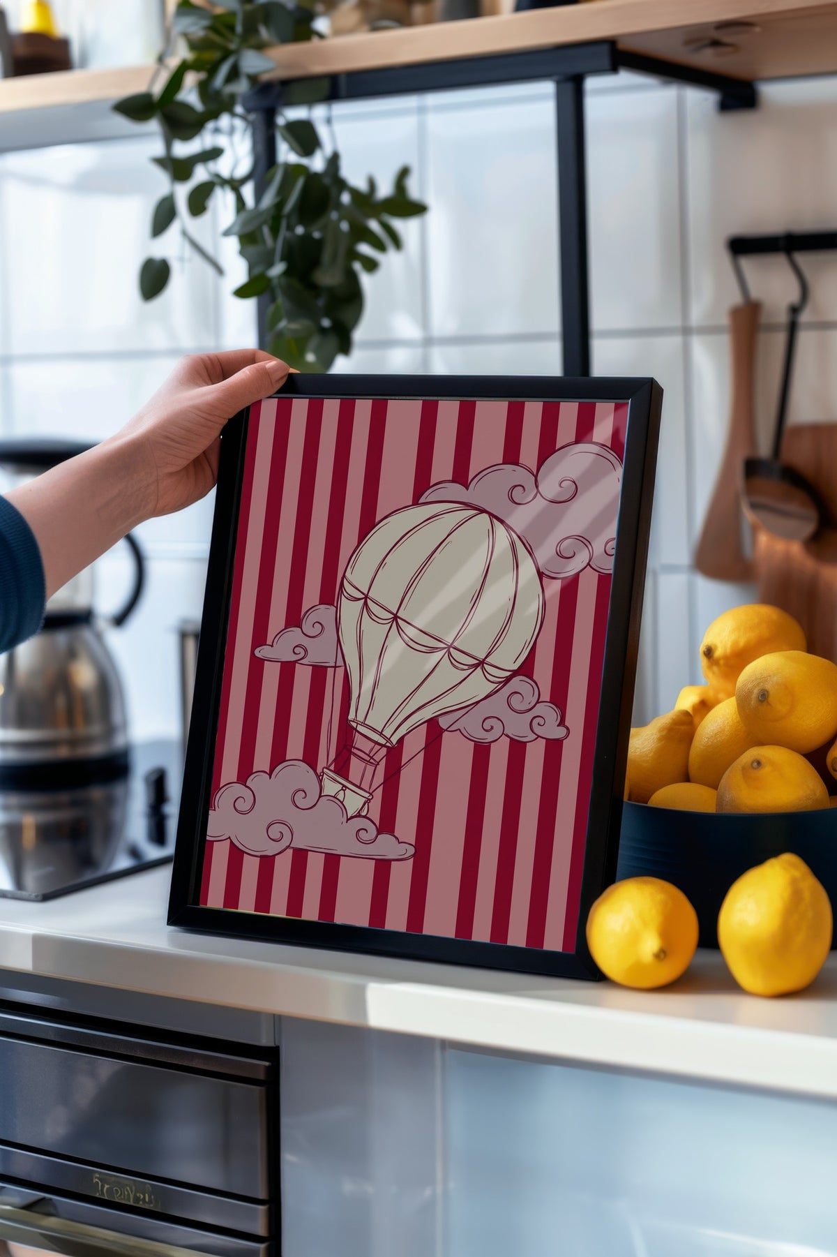Bulutlar Arasında Uçan Balon Poster – Siyah Çerçeveli Tablo