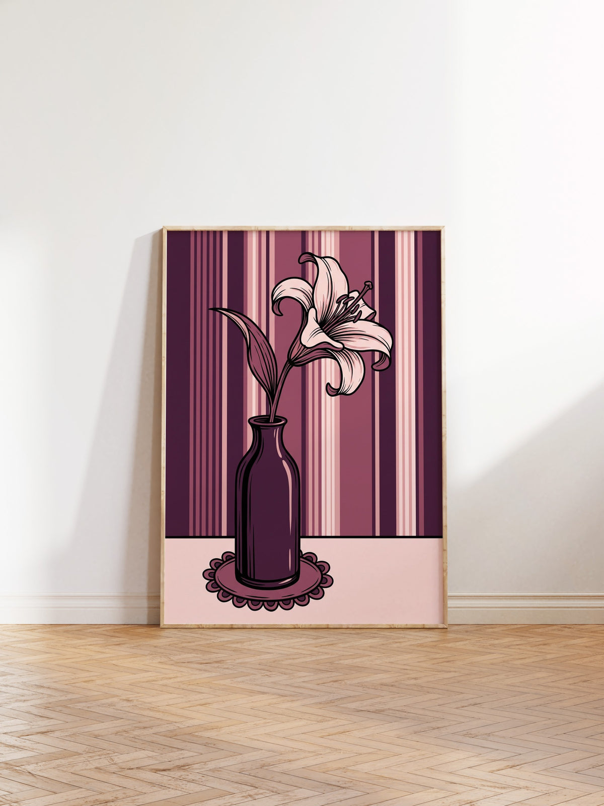 Çizgili Fon Üzerinde Vazo ve Çiçek Poster – Ahşap Çerçeveli Tablo
