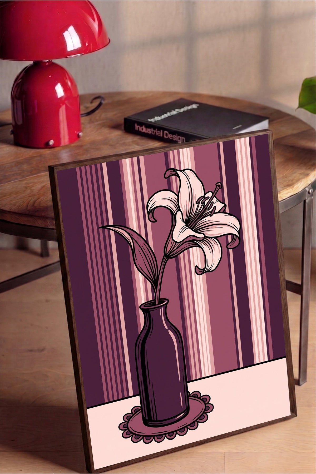 Çizgili Fon Üzerinde Vazo ve Çiçek Poster – Kahverengi Çerçeveli Tablo