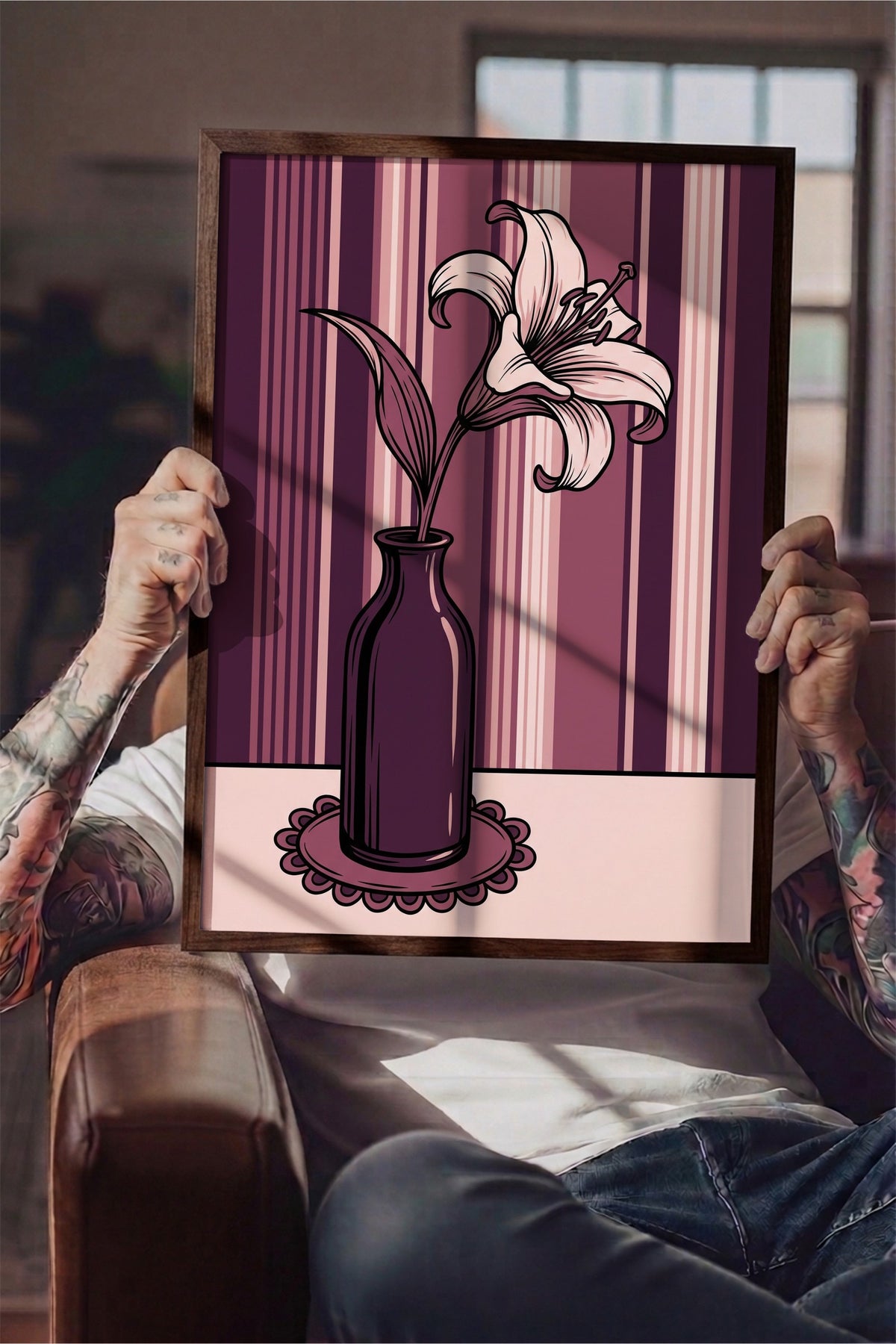 Çizgili Fon Üzerinde Vazo ve Çiçek Poster – Kahverengi Çerçeveli Tablo