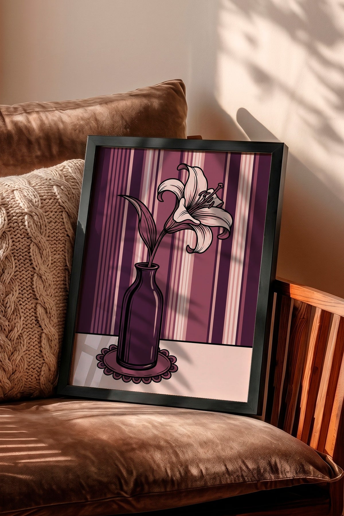 Çizgili Fon Üzerinde Vazo ve Çiçek Poster – Siyah Çerçeveli Tablo