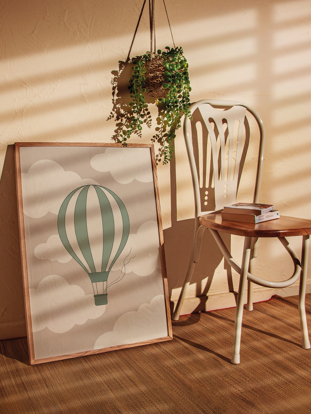 Minimalist Uçan Balon ve Bulutlar Poster – Ahşap Çerçeveli Tablo