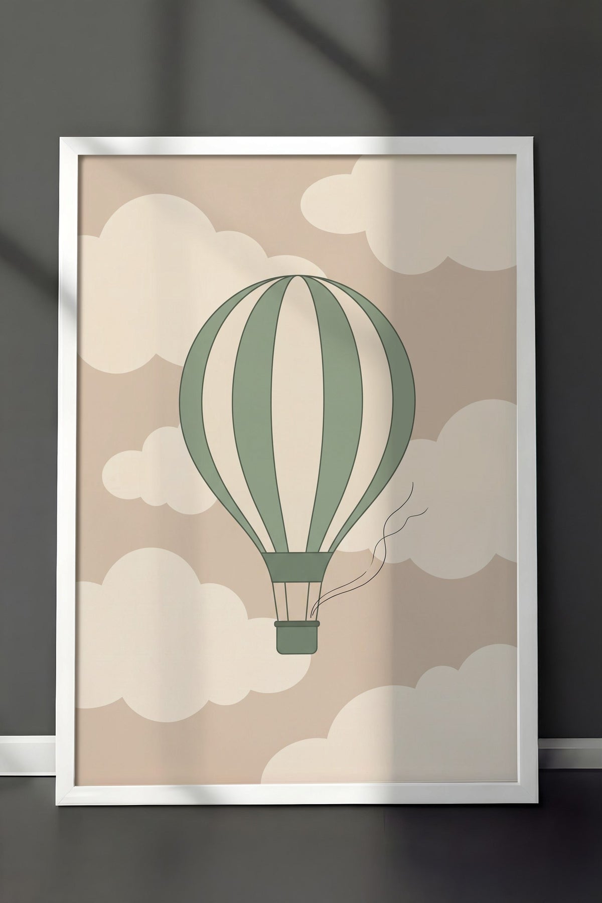 Minimalist Uçan Balon ve Bulutlar Poster – Beyaz Çerçeveli Tablo