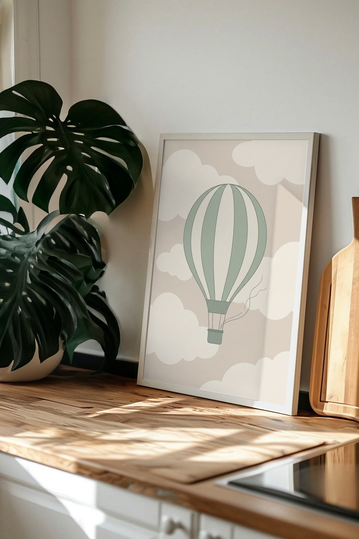 Minimalist Uçan Balon ve Bulutlar Poster – Beyaz Çerçeveli Tablo